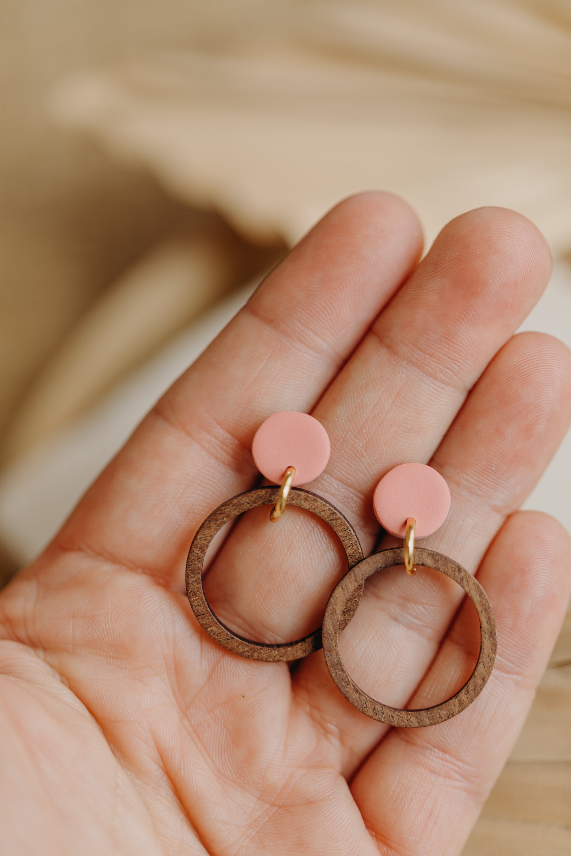 MALIA - runde Polymer Ton Ohrringe in der Farbe Flamingo mit Holzanhänger Kreis