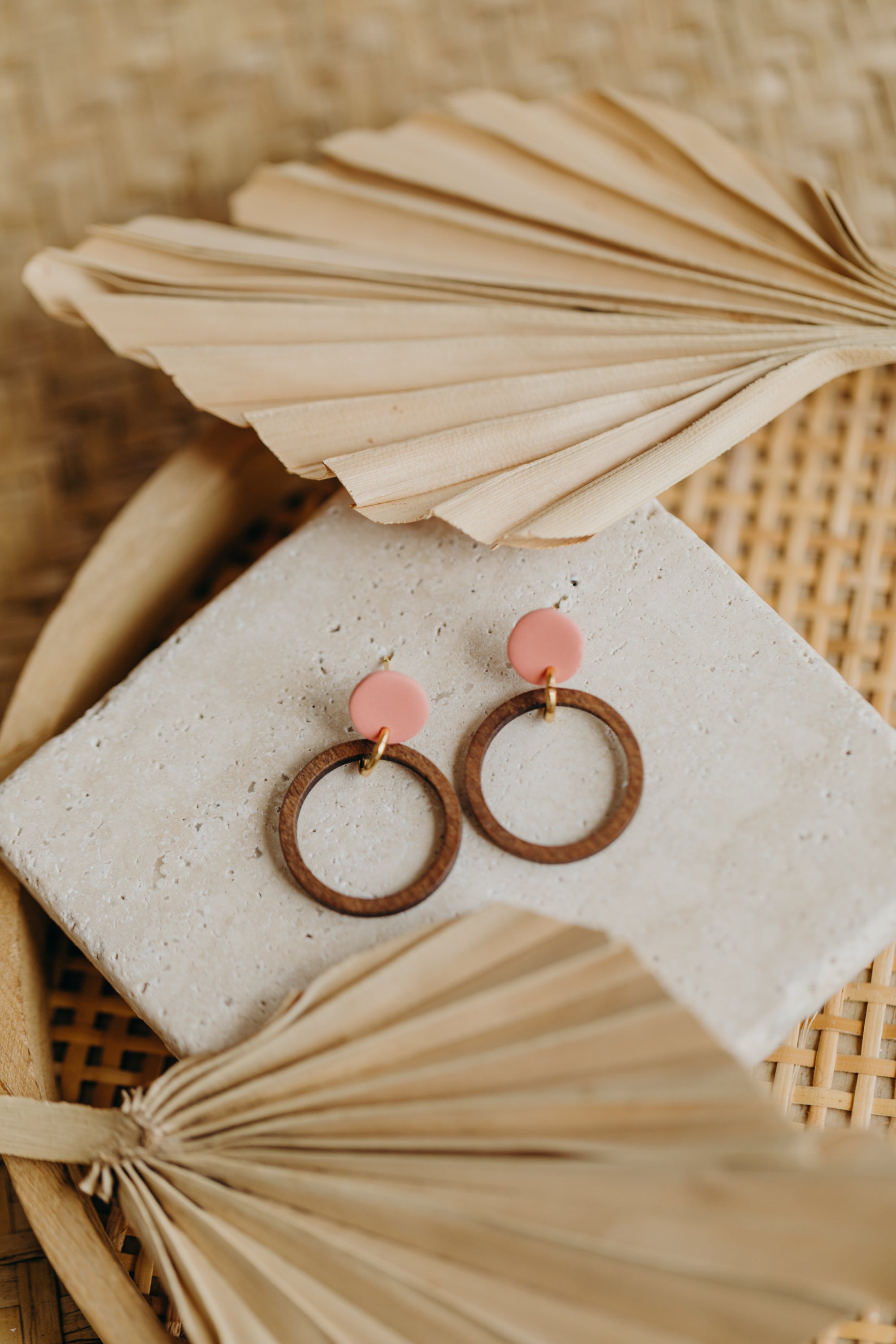 MALIA - runde Polymer Ton Ohrringe in der Farbe Flamingo mit Holzanhänger Kreis