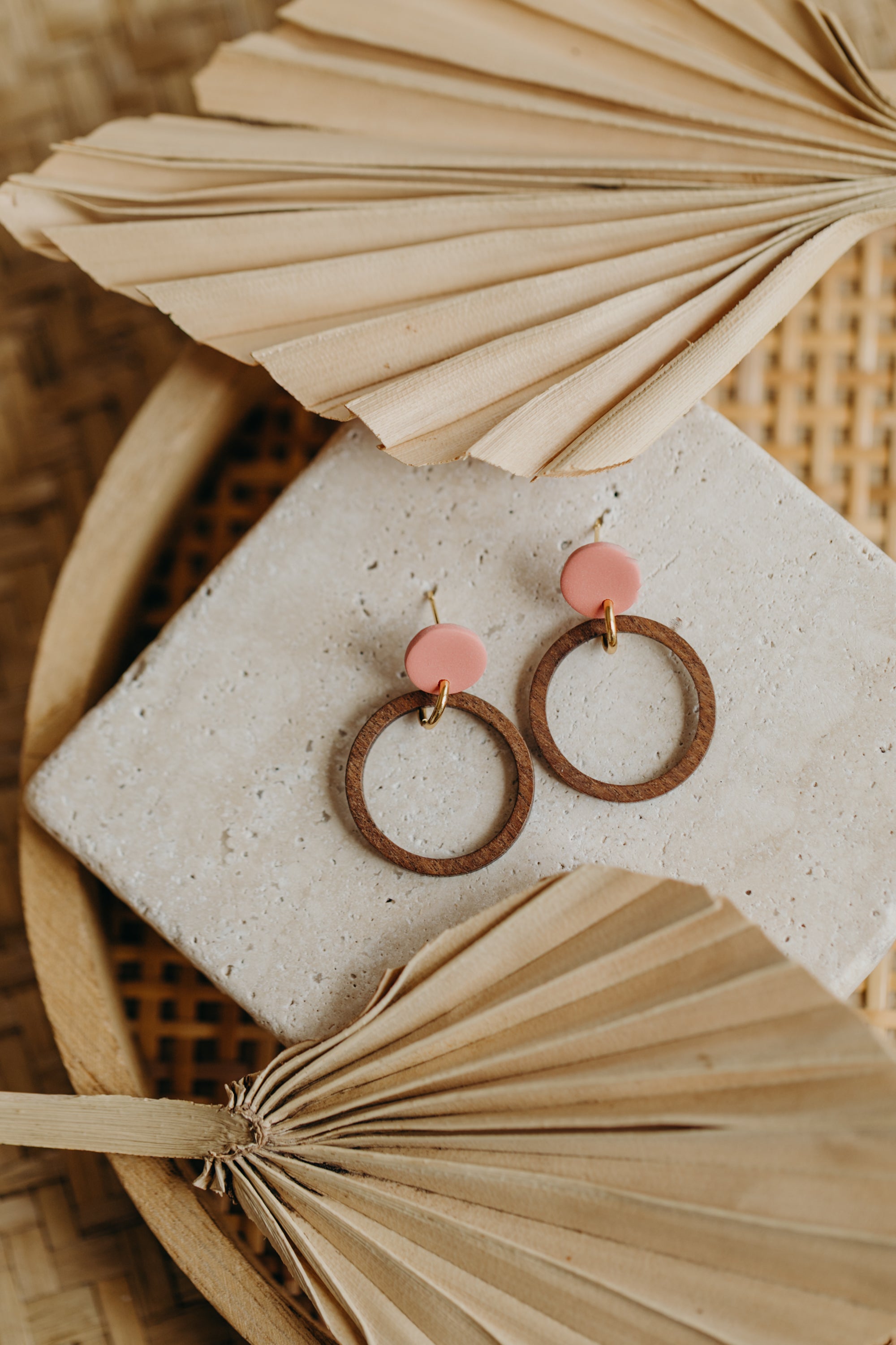 MALIA - runde Polymer Ton Ohrringe in der Farbe Flamingo mit Holzanhänger Kreis