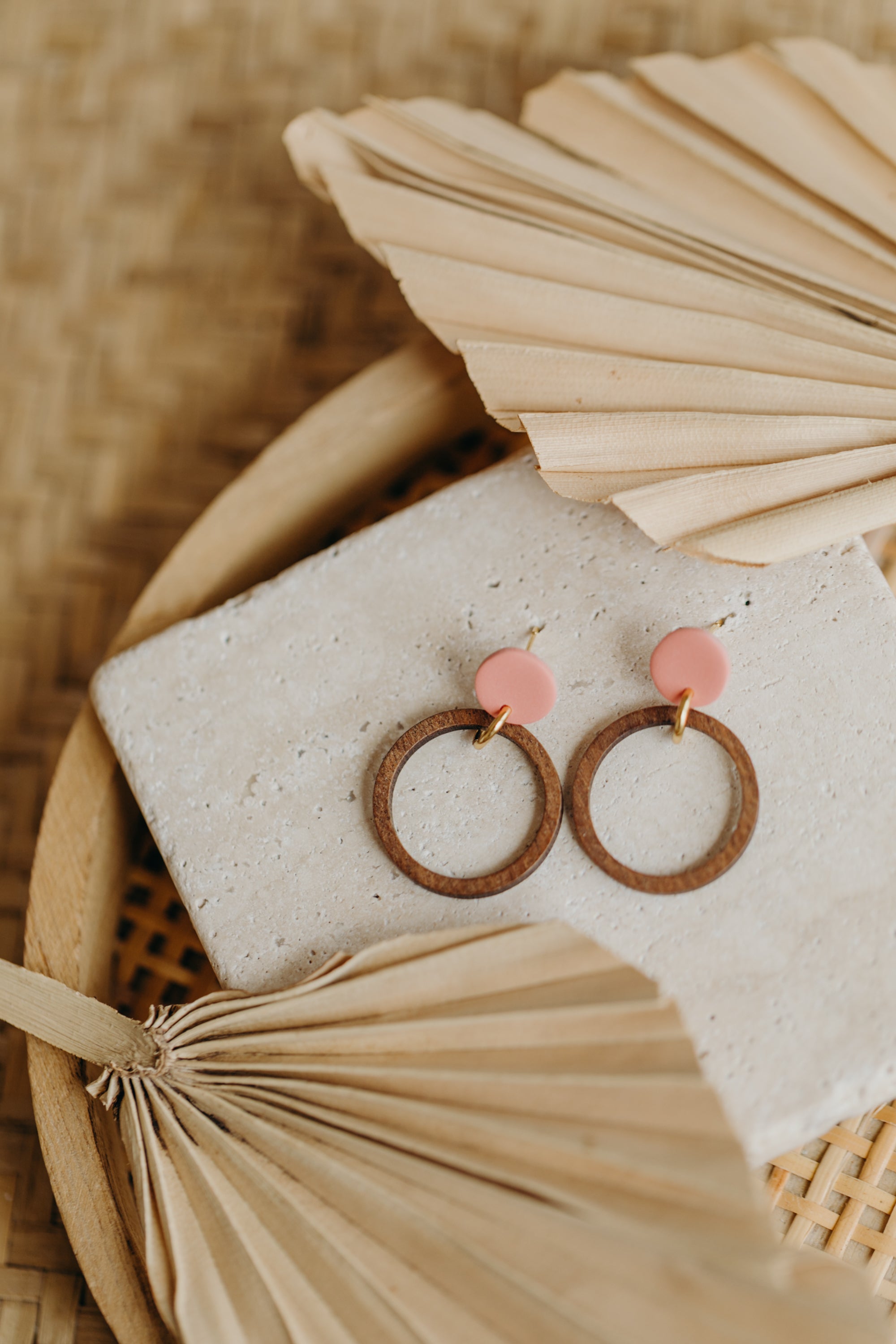 MALIA - runde Polymer Ton Ohrringe in der Farbe Flamingo mit Holzanhänger Kreis