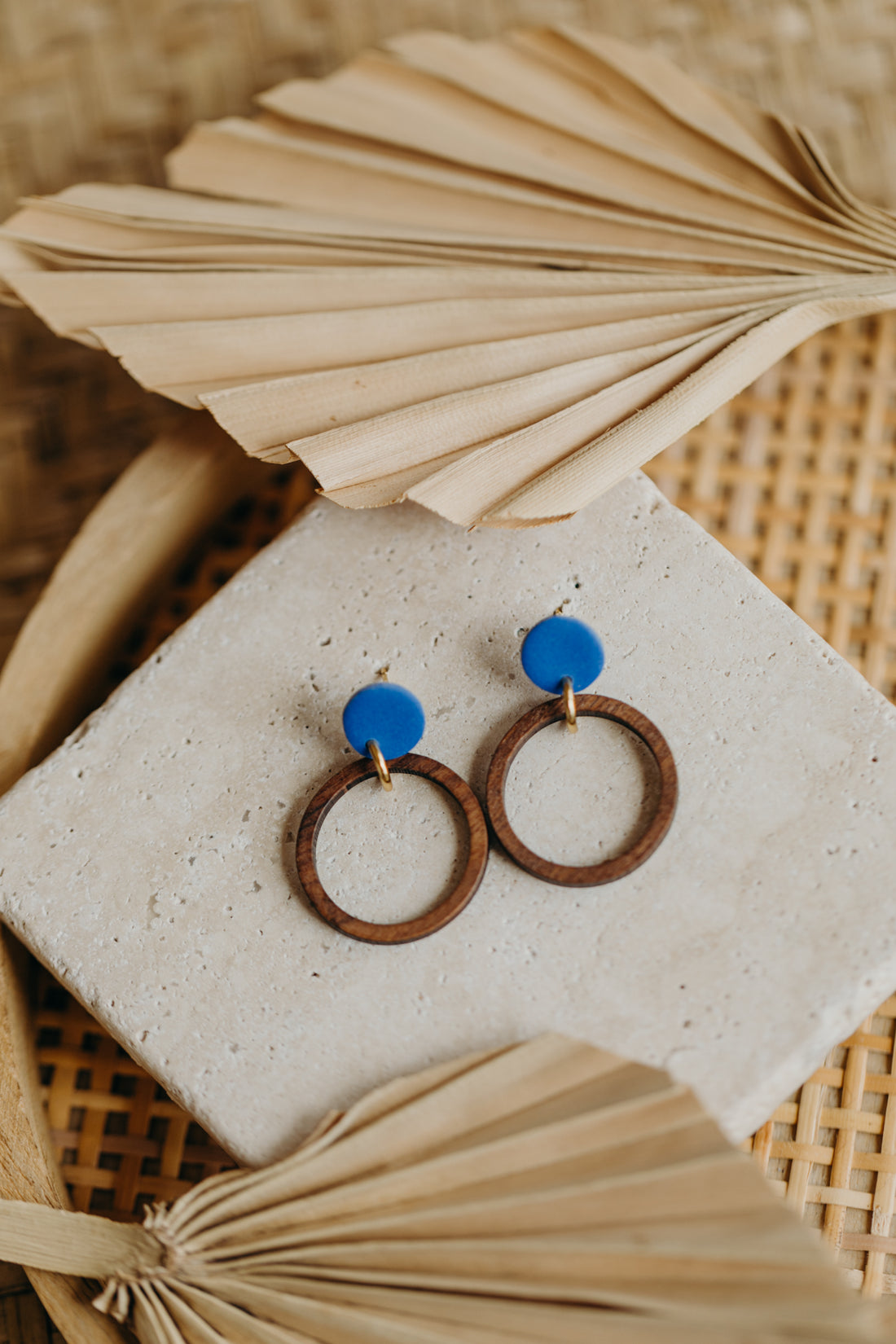 MALIA - runde Polymer Ton Ohrringe in Kornblumenblau mit Holzanhänger Kreis