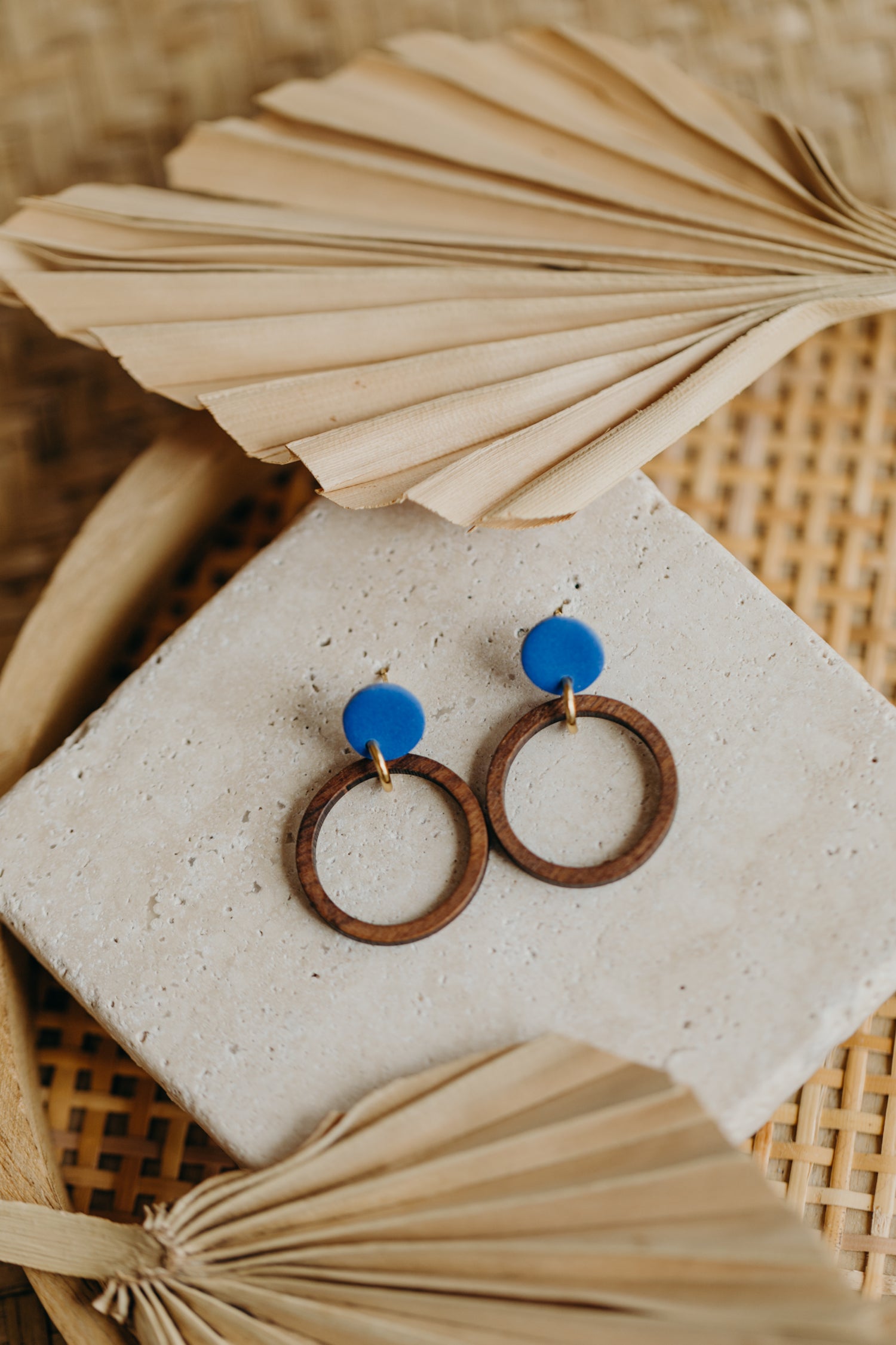 MALIA - runde Polymer Ton Ohrringe in Kornblumenblau mit Holzanhänger Kreis