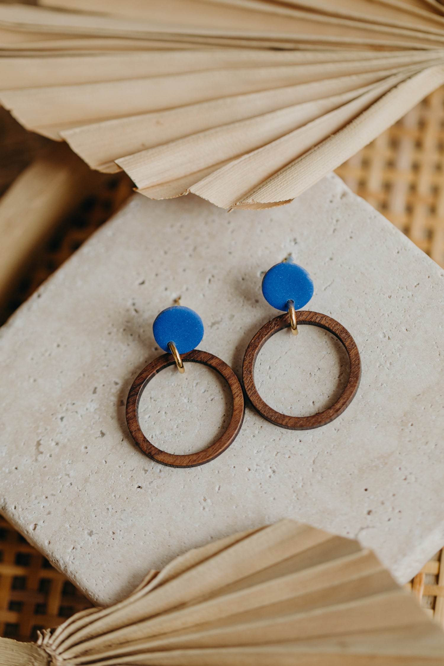 MALIA - runde Polymer Ton Ohrringe in Kornblumenblau mit Holzanhänger Kreis