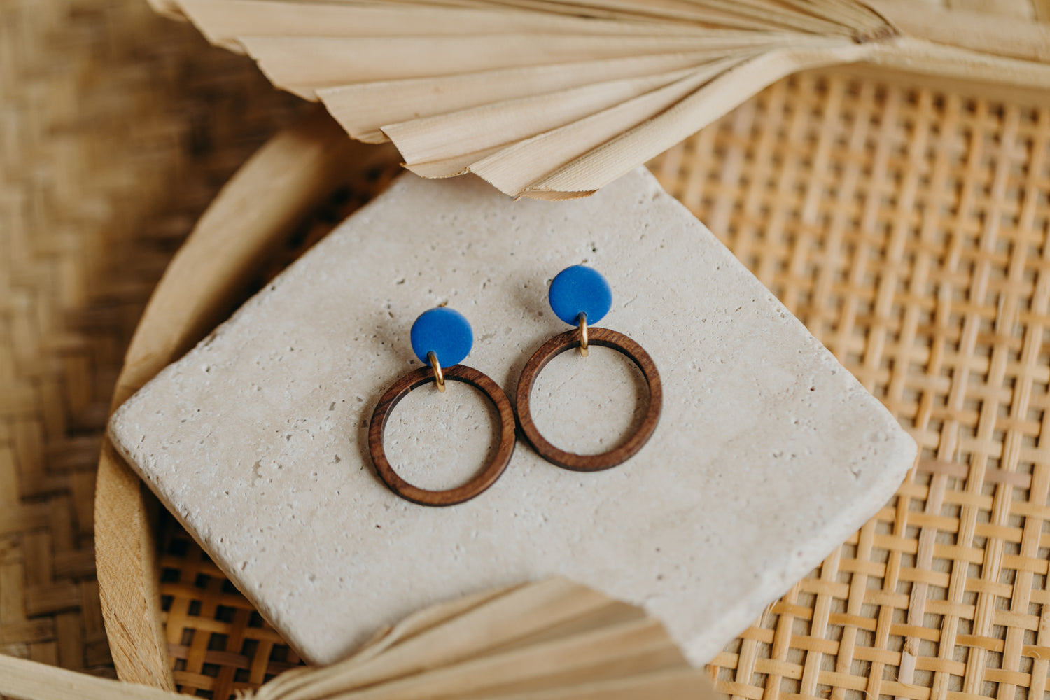 MALIA - runde Polymer Ton Ohrringe in Kornblumenblau mit Holzanhänger Kreis