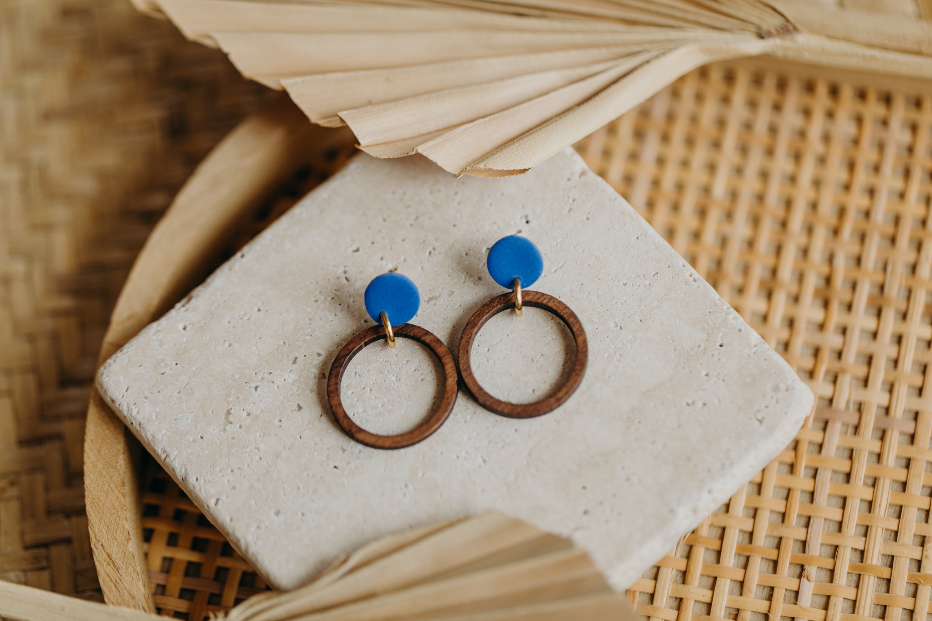 MALIA - runde Polymer Ton Ohrringe in Kornblumenblau mit Holzanhänger Kreis