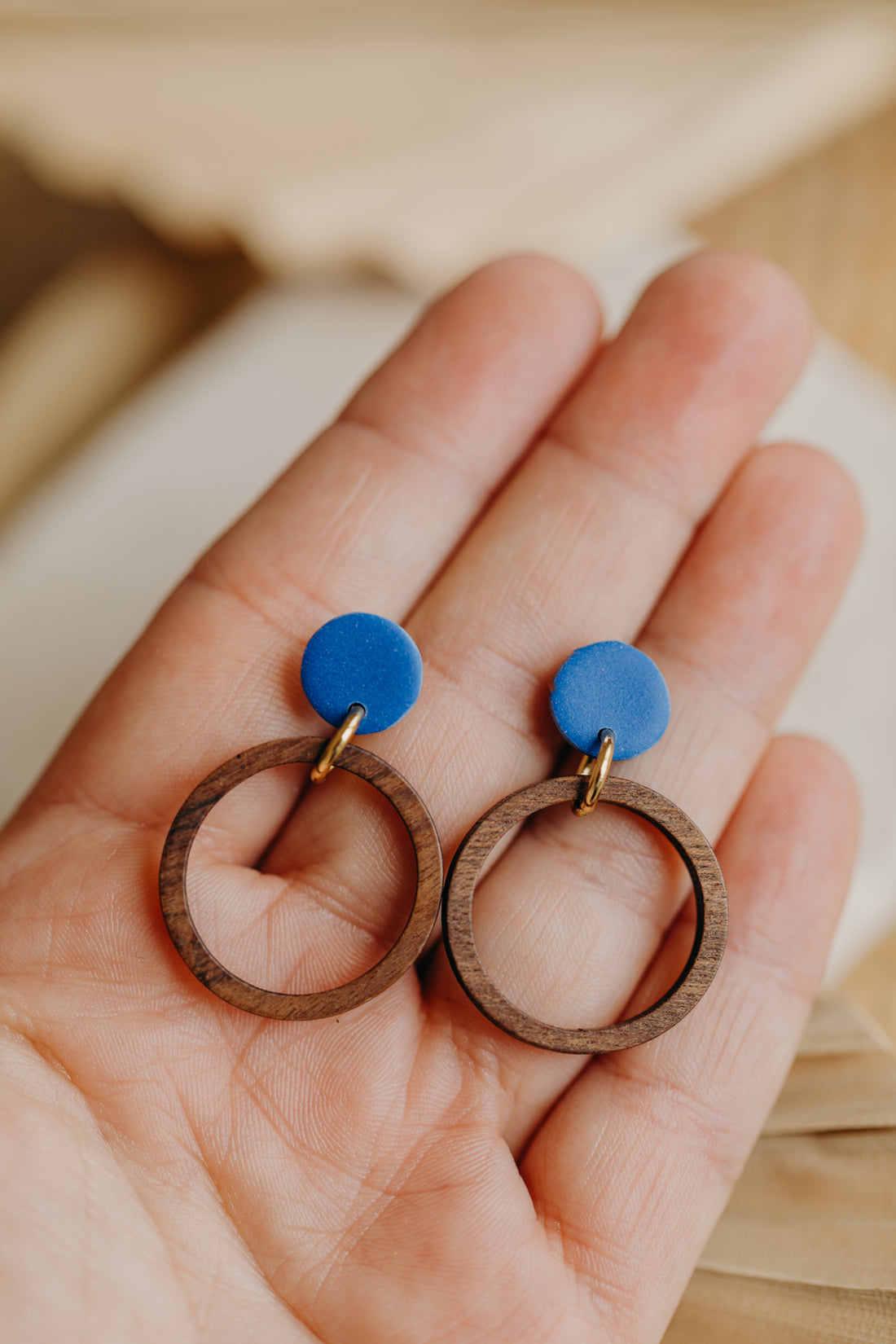 MALIA - runde Polymer Ton Ohrringe in Kornblumenblau mit Holzanhänger Kreis