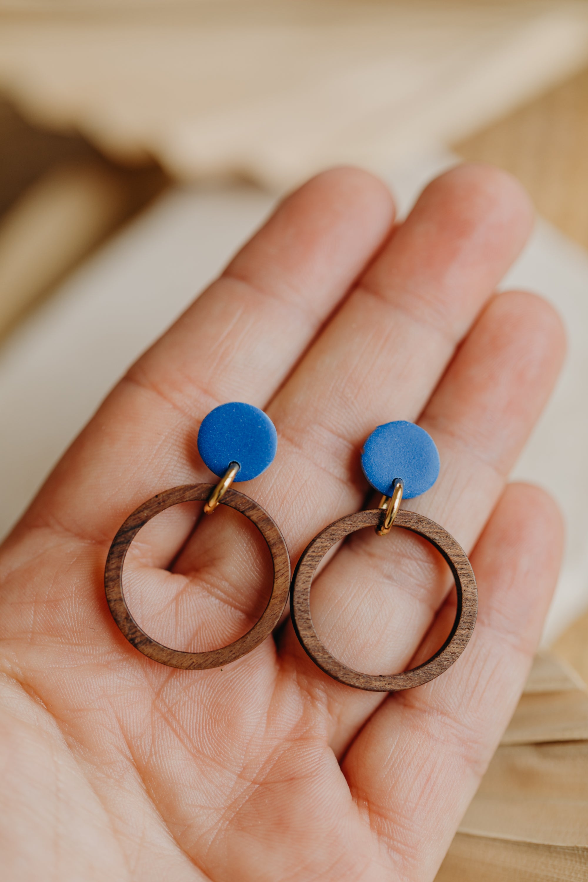 MALIA - runde Polymer Ton Ohrringe in Kornblumenblau mit Holzanhänger Kreis