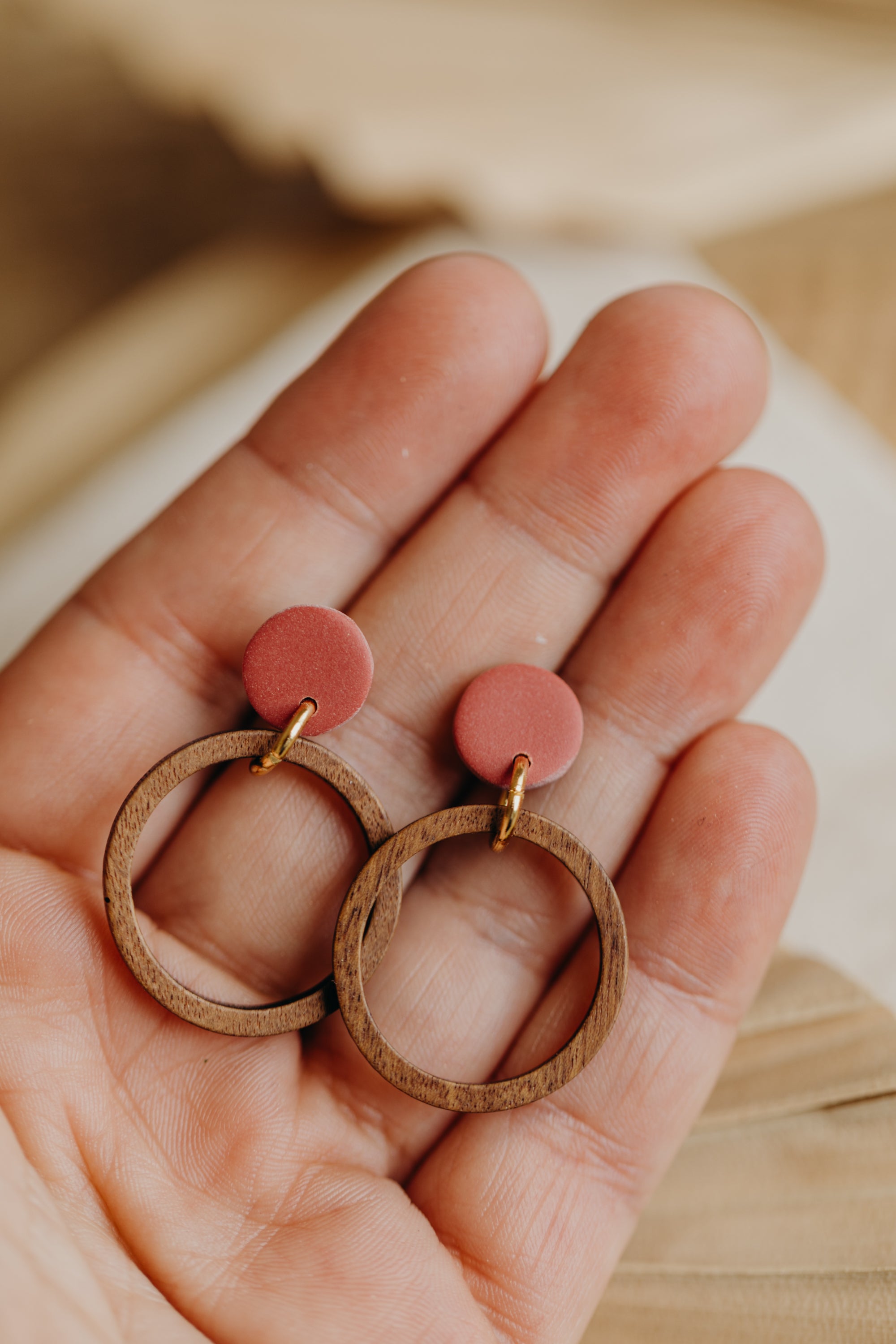 MALIA - runde Polymer Ton Ohrringe in Ziegelrot mit Holzanhänger Kreis