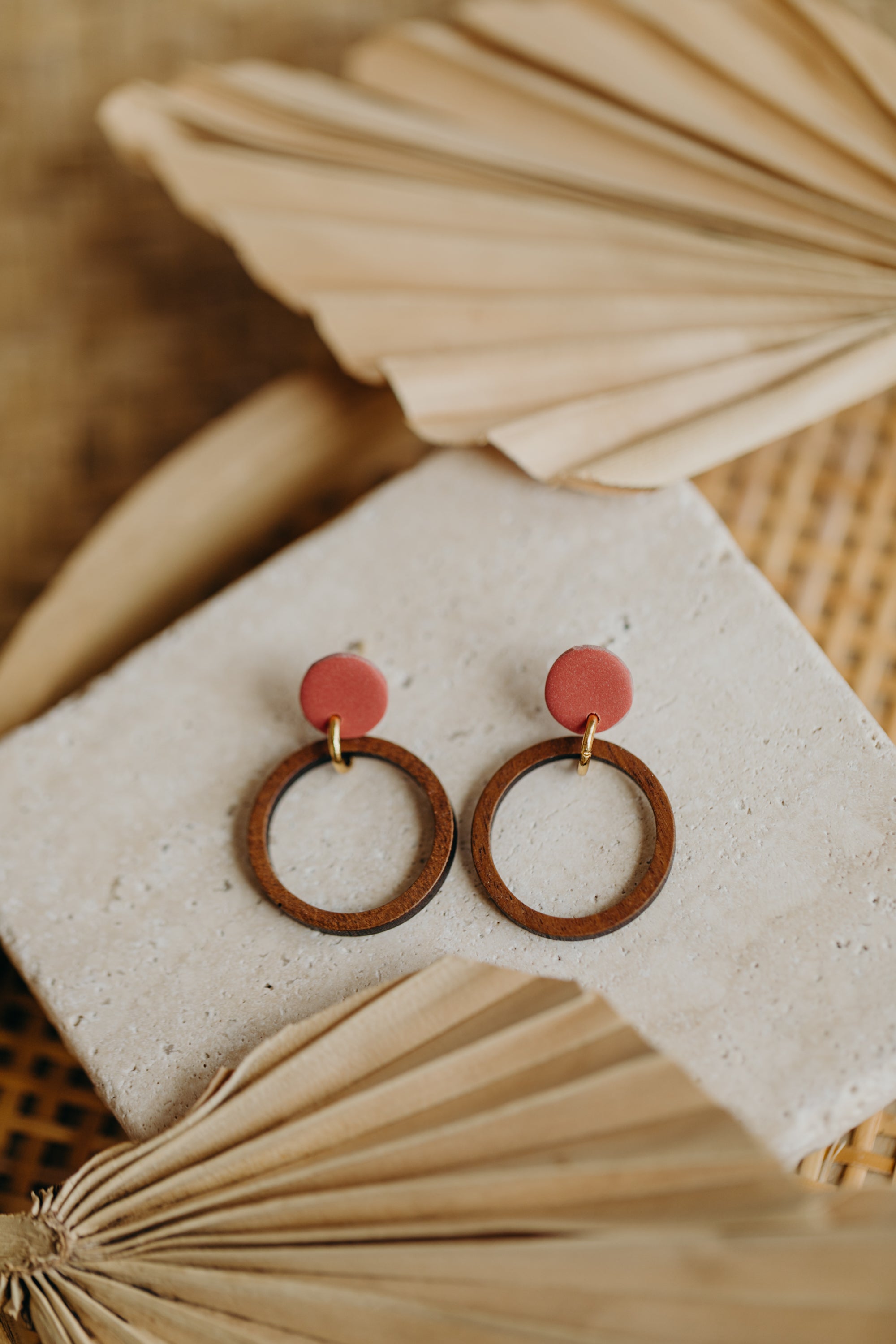 MALIA - runde Polymer Ton Ohrringe in Ziegelrot mit Holzanhänger Kreis