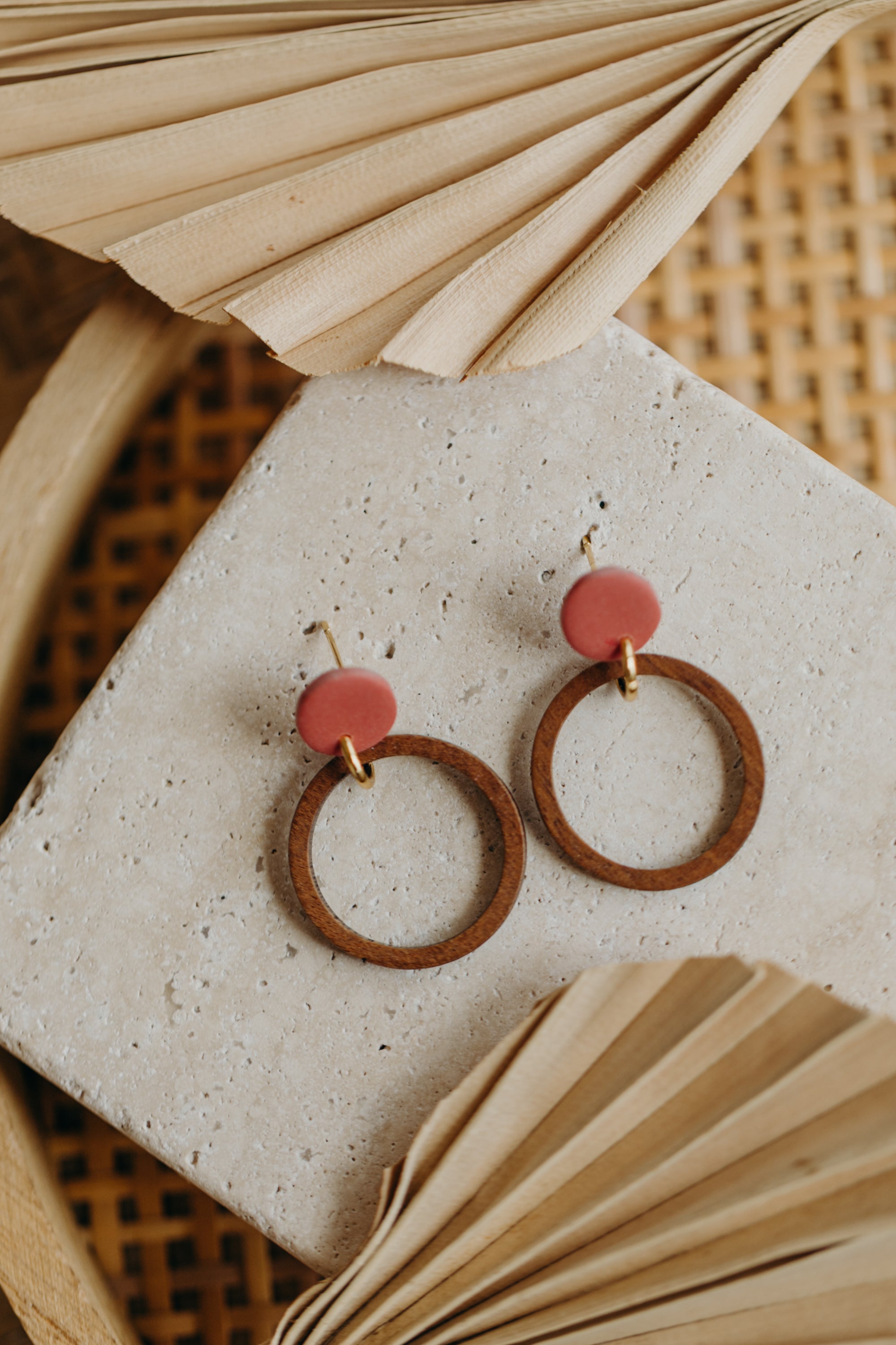 MALIA - runde Polymer Ton Ohrringe in Ziegelrot mit Holzanhänger Kreis