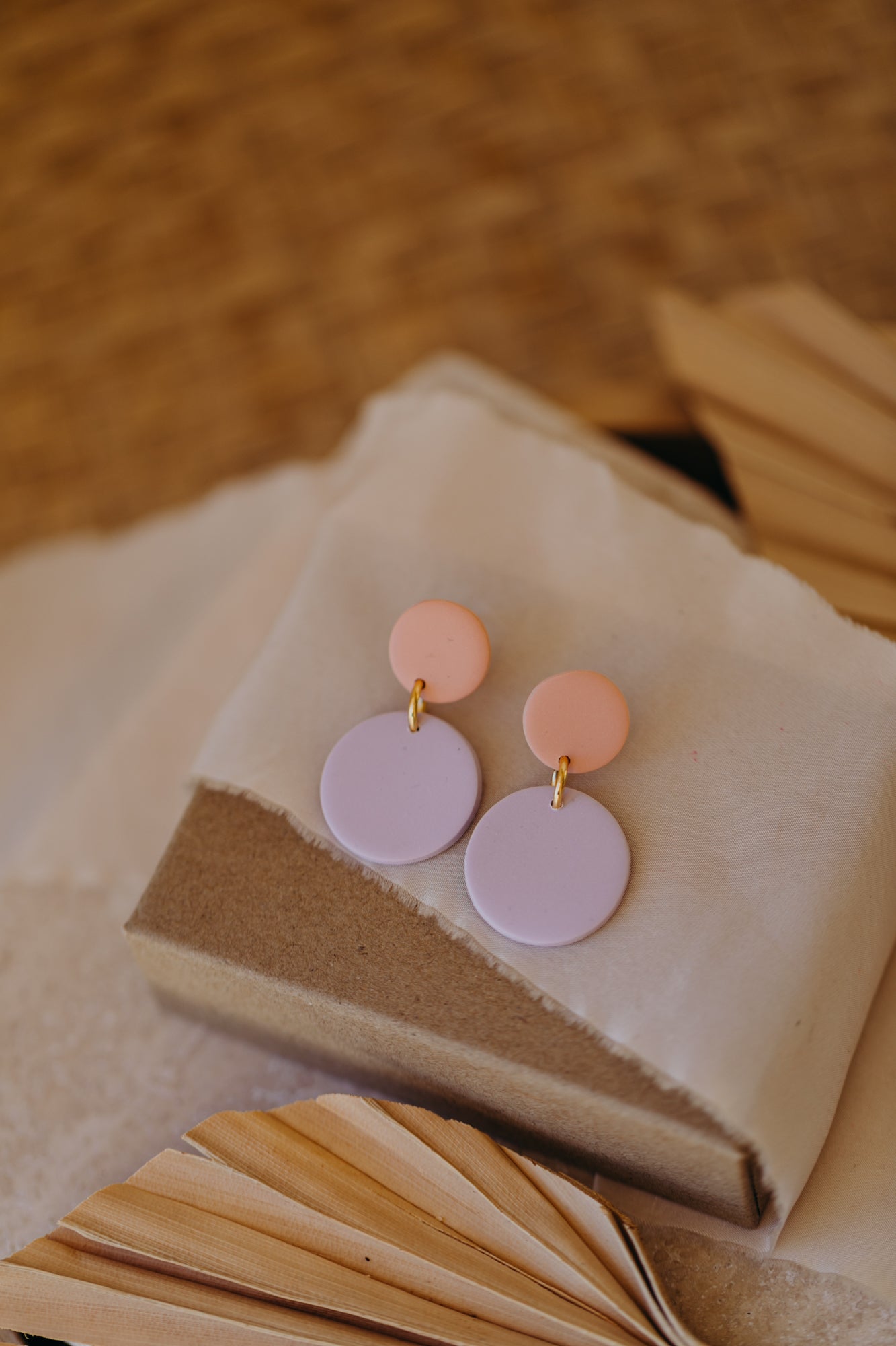 MALI - zweifarbige Ohrringe aus Polymer Ton in Pastell Lila und Peach