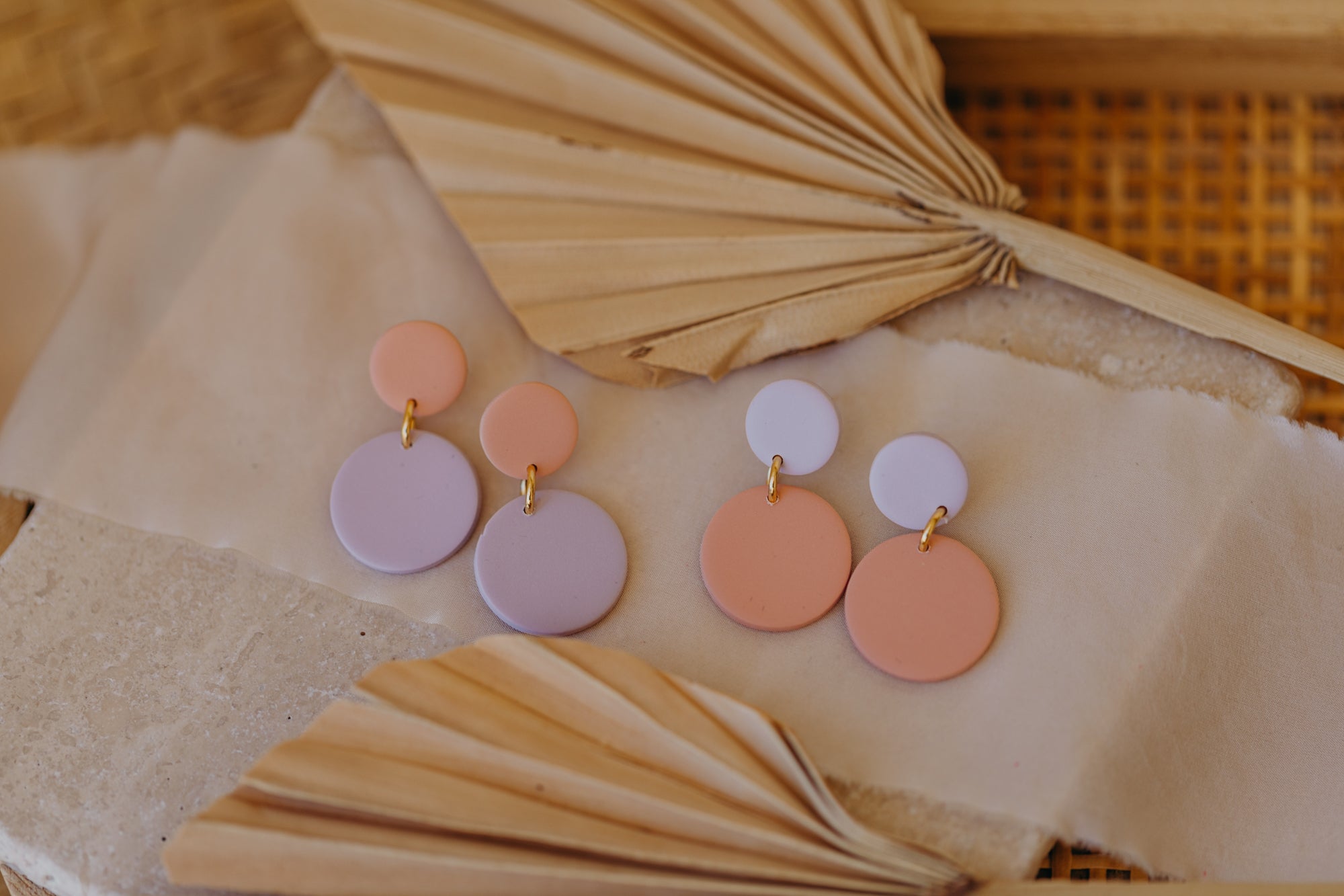 MALI - zweifarbige Ohrringe aus Polymer Ton in Pastell Lila und Peach