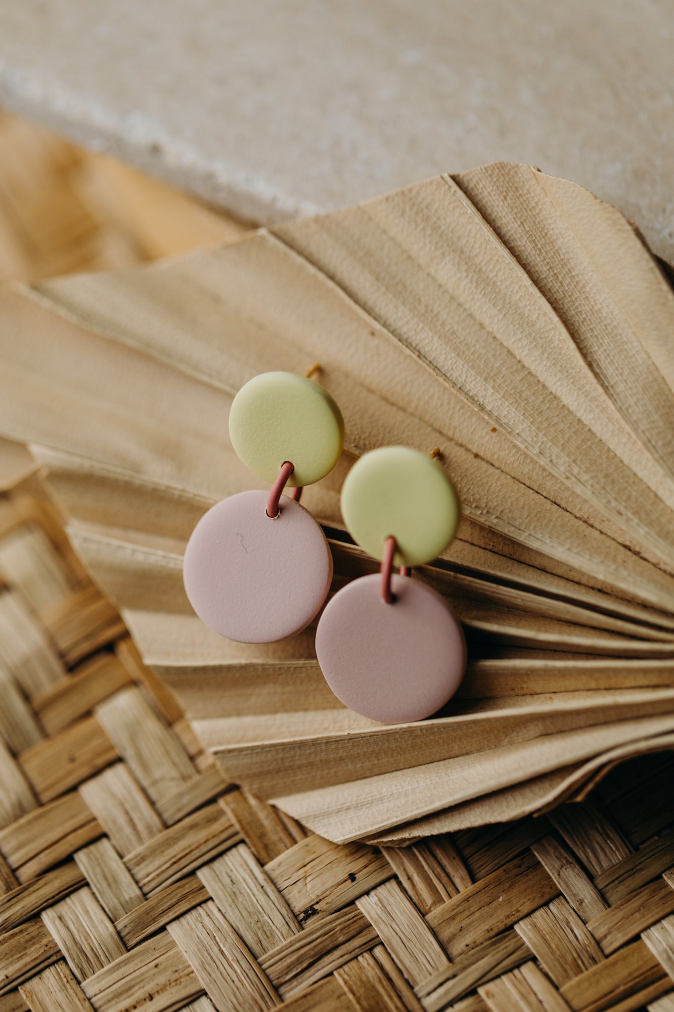 MALO - zweifarbige Ohrringe aus Polymer Ton in Pastellgelb und Rosa