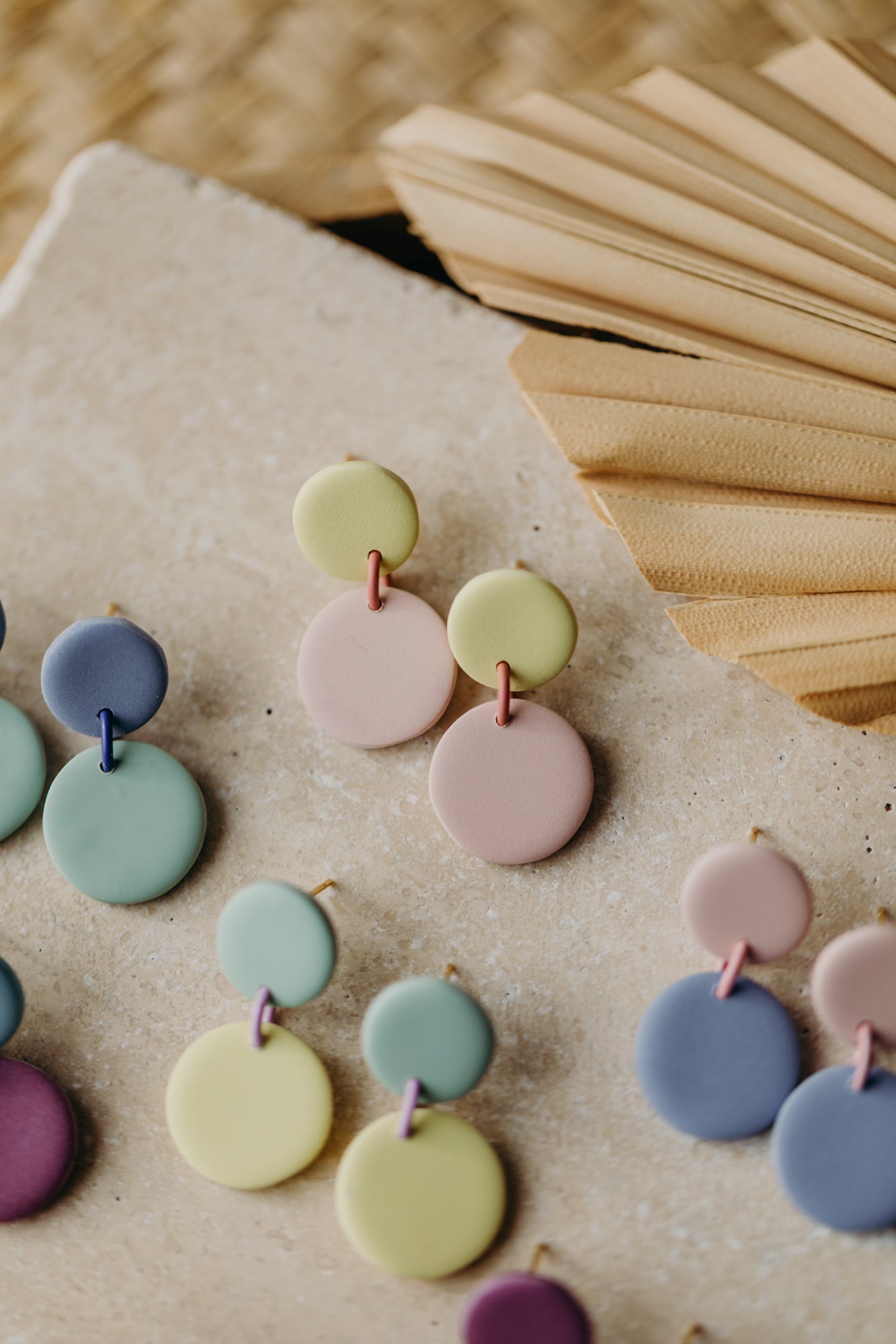 MALO - zweifarbige Ohrringe aus Polymer Ton in Pastellgelb und Rosa