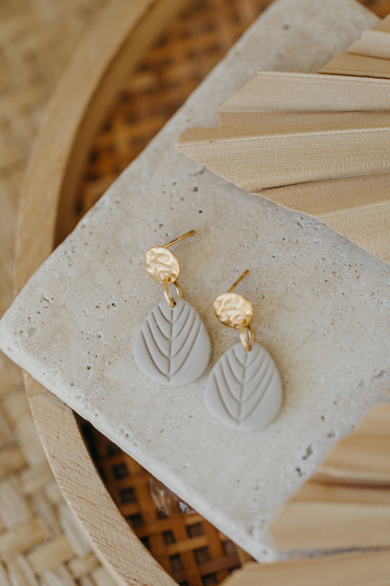 MALVI - helle Ohrringe mit Blatt Muster