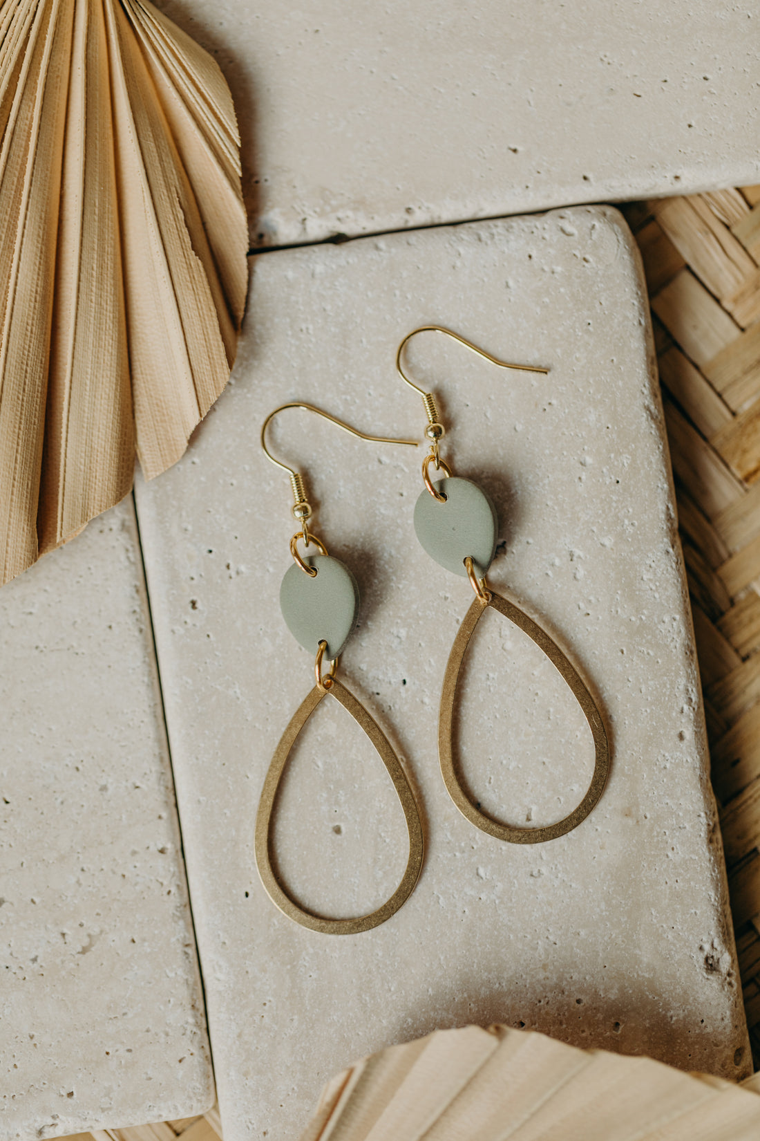 MARCELLA - lange grüne Polymer Ton Ohrringe mit Tropfen