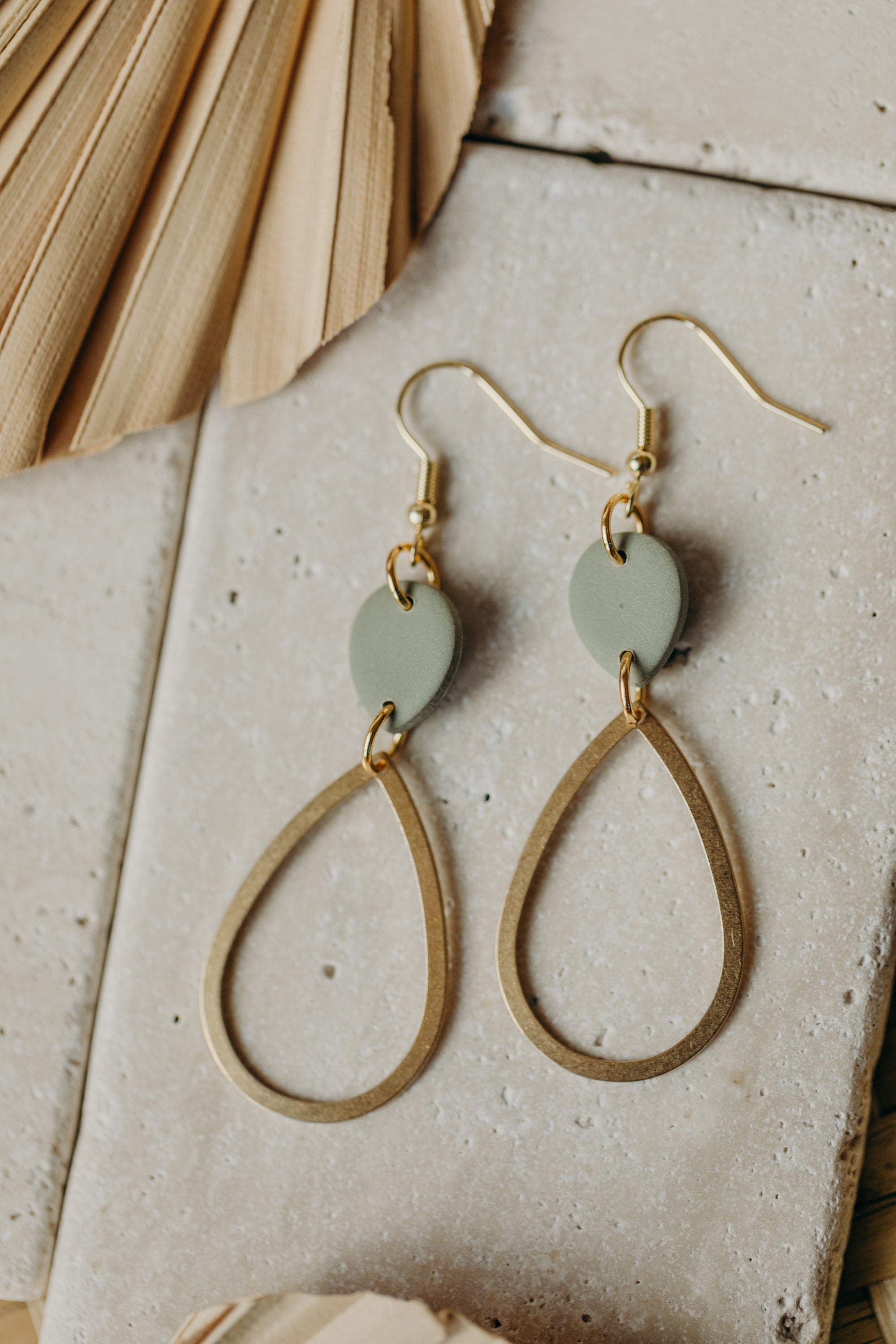 MARCELLA - lange grüne Polymer Ton Ohrringe mit Tropfen