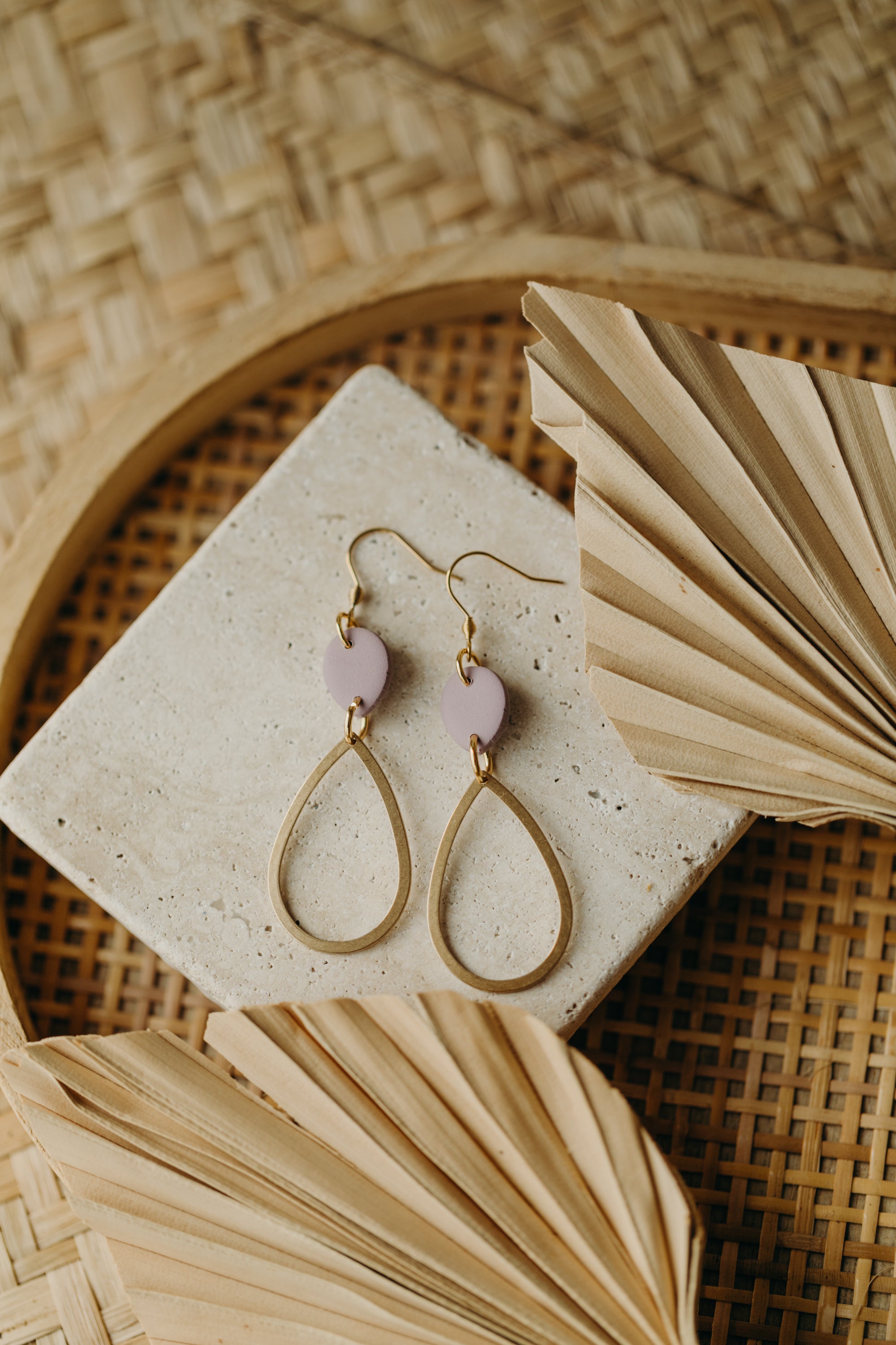MARCELLA - lange Polymer Ton Ohrringe mit Tropfen in Flieder