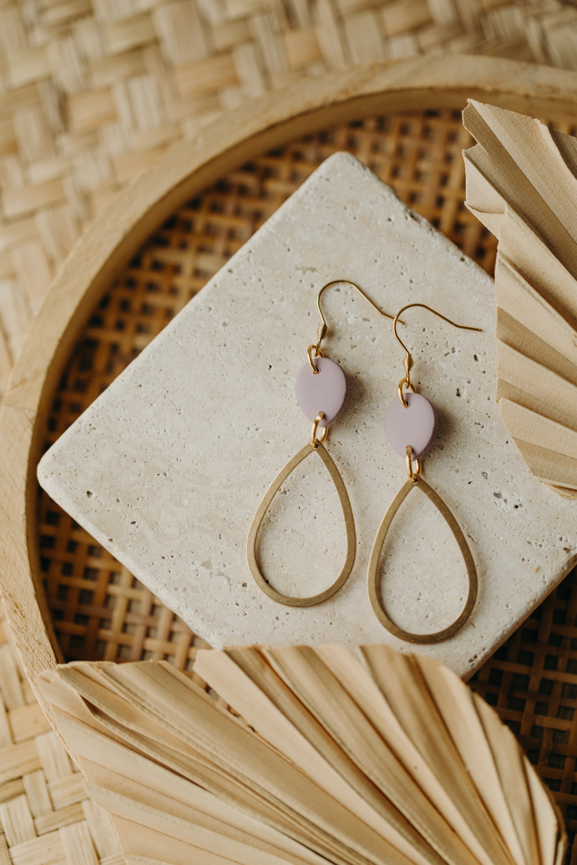 MARCELLA - lange Polymer Ton Ohrringe mit Tropfen in Flieder
