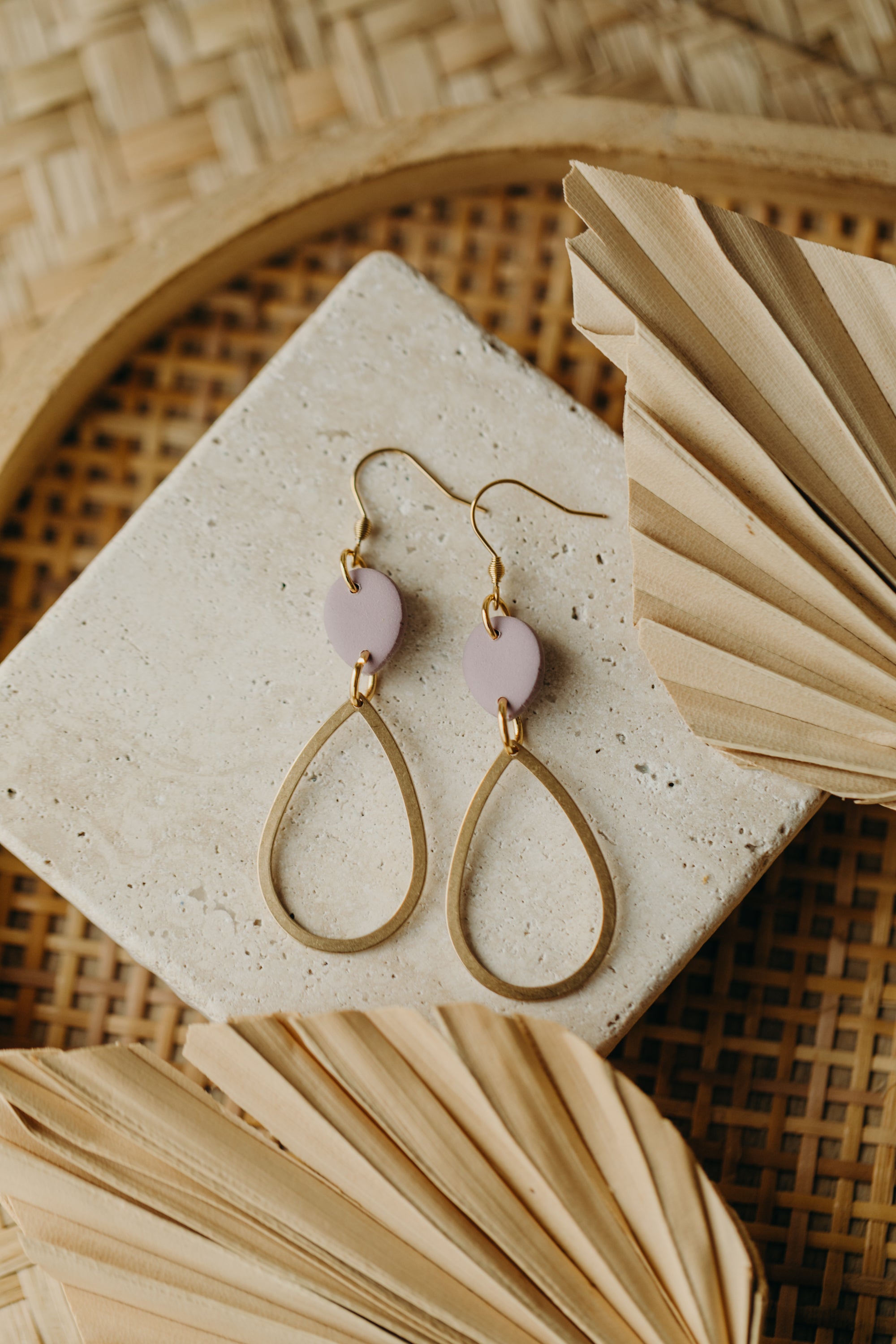 MARCELLA - lange Polymer Ton Ohrringe mit Tropfen in Flieder