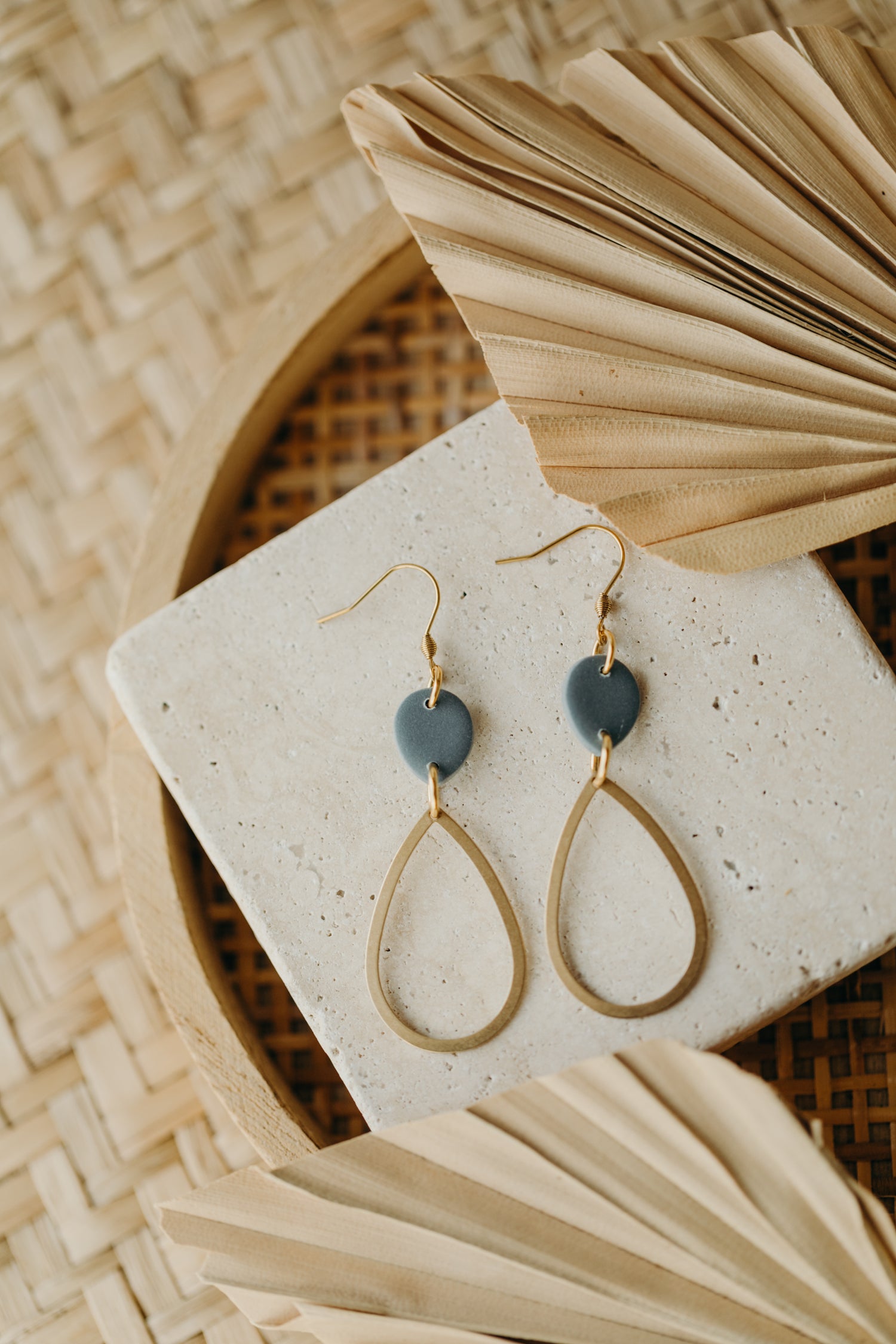 MARCELLA - lange Polymer Ton Ohrringe mit Tropfen in Rauchblau