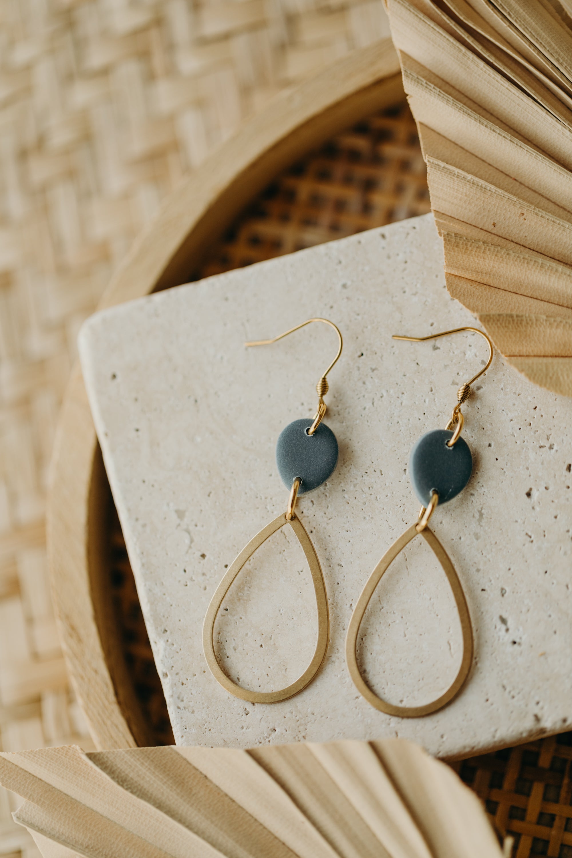 MARCELLA - lange Polymer Ton Ohrringe mit Tropfen in Rauchblau