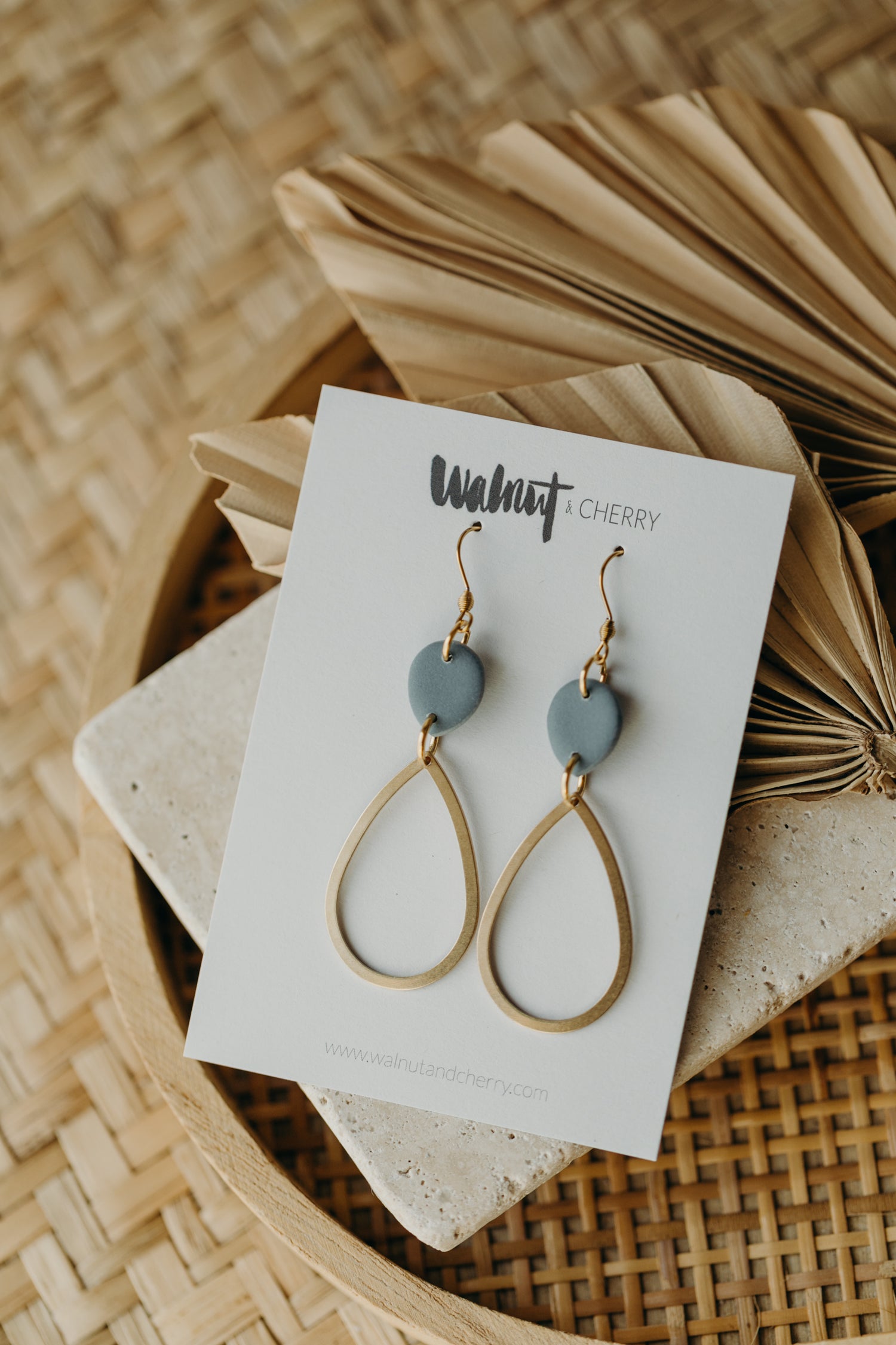 MARCELLA - lange Polymer Ton Ohrringe mit Tropfen in Rauchblau