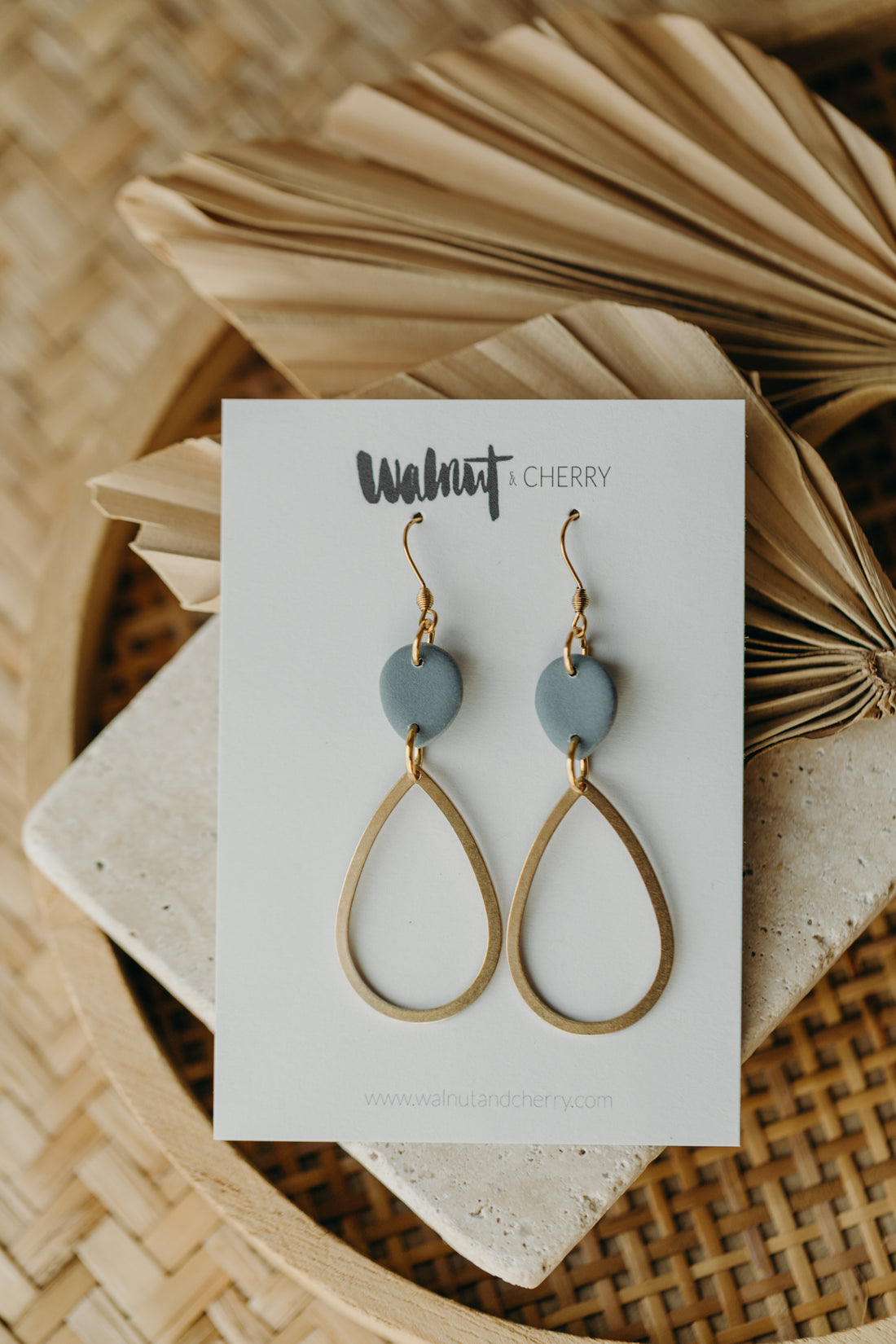 MARCELLA - lange Polymer Ton Ohrringe mit Tropfen in Rauchblau