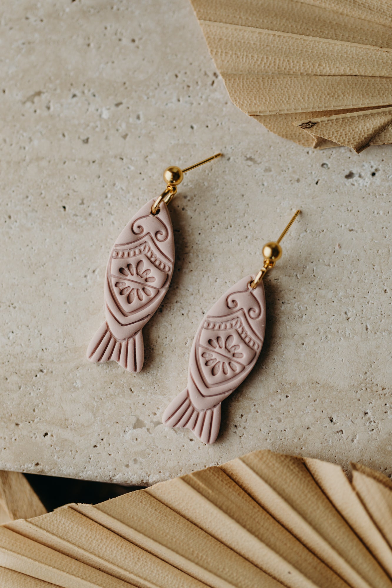 MARINA - Fisch Ohrringe mit Muster in Rosa