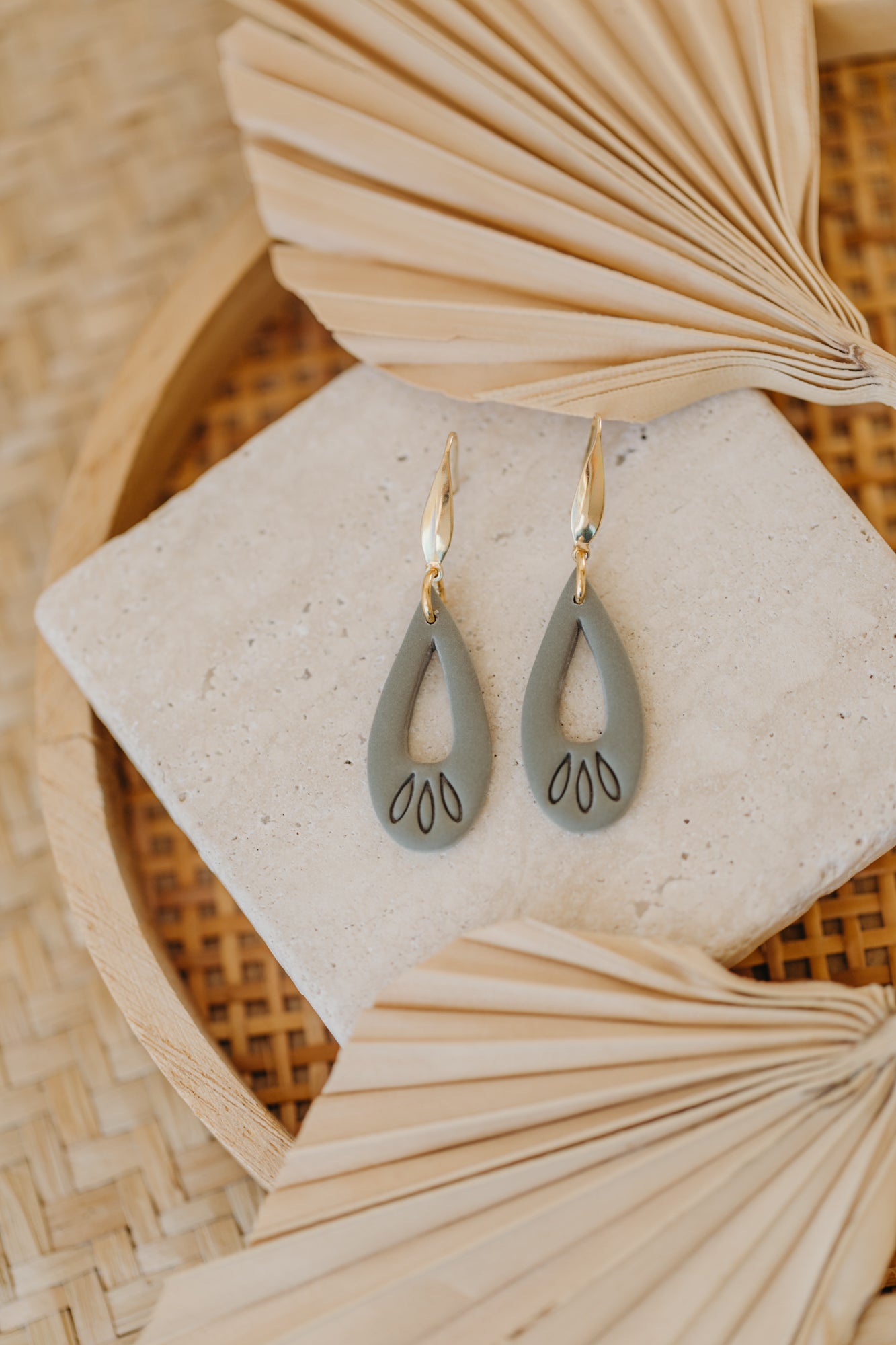 MARLEEN - long green drop earrings with pattern