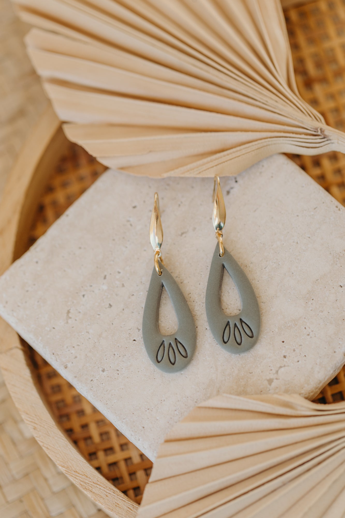 MARLEEN - long green drop earrings with pattern