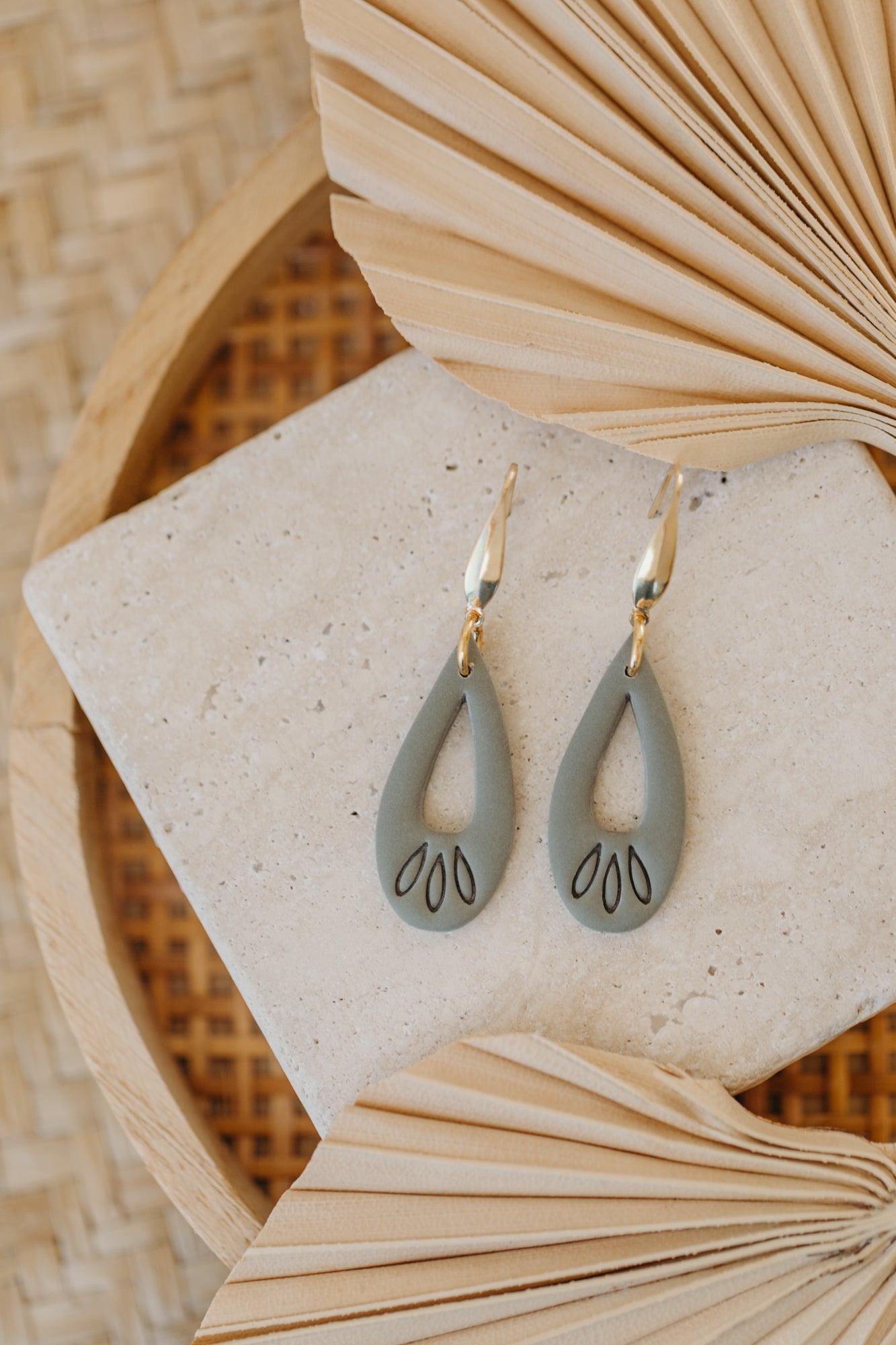 MARLEEN - long green drop earrings with pattern