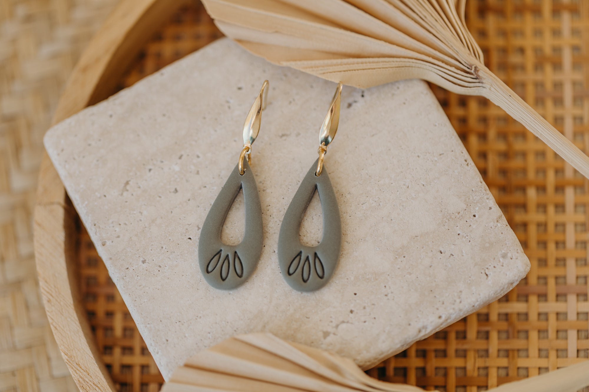 MARLEEN - long green drop earrings with pattern