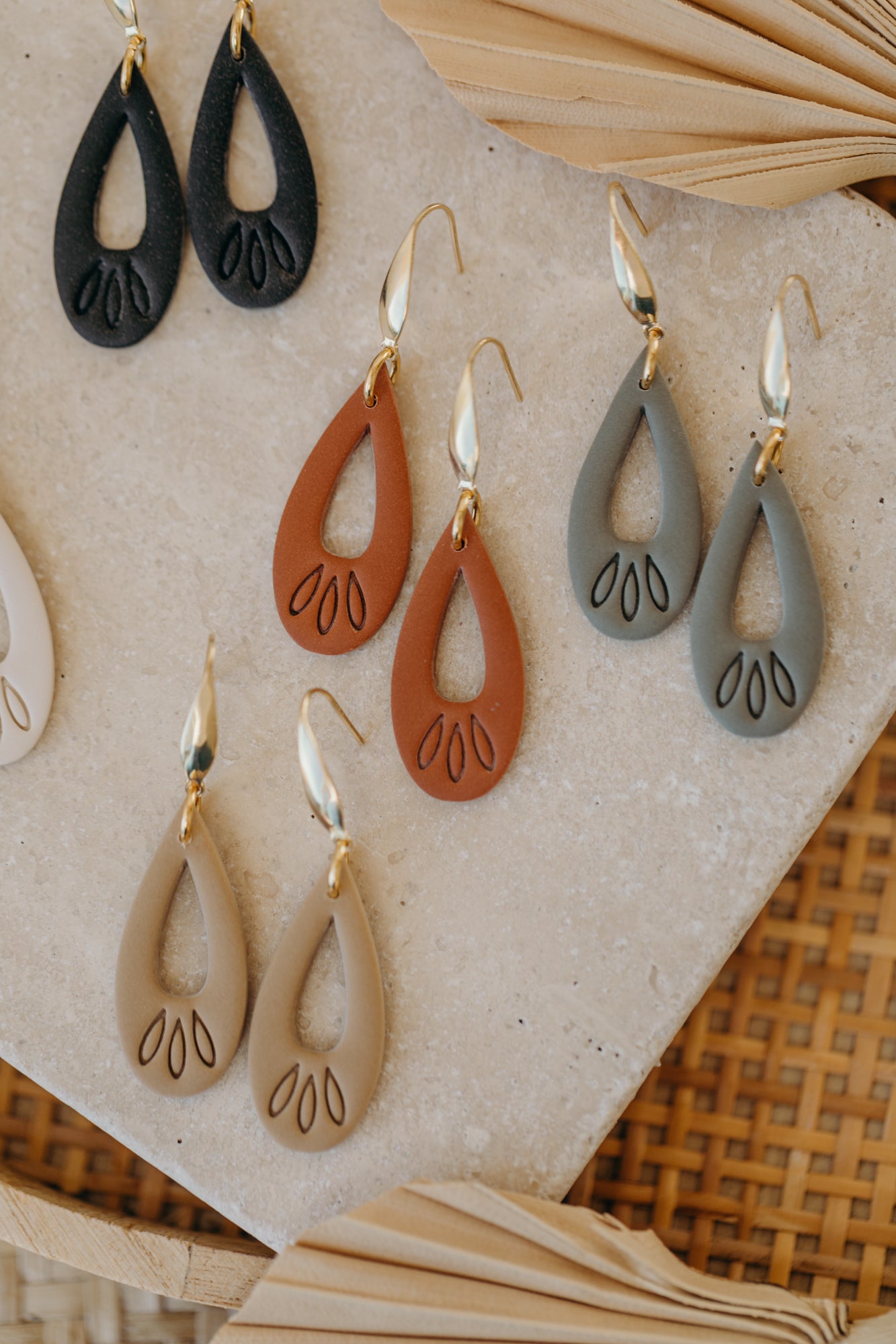 MARLEEN - long green drop earrings with pattern