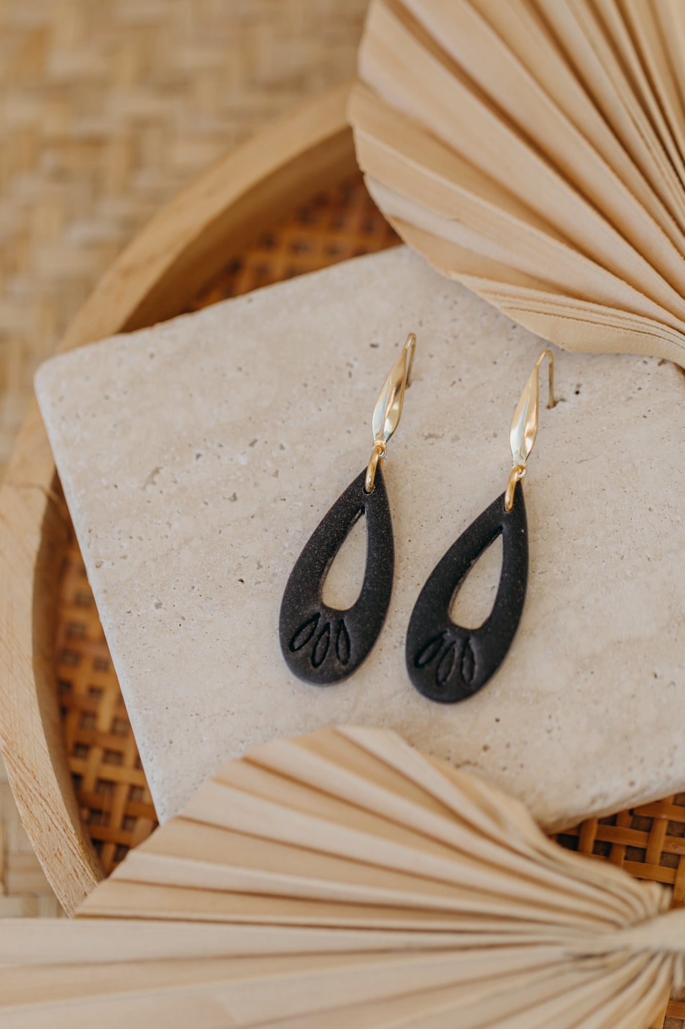 MARLEEN - lange schwarze Tropfenohrringe mit Muster