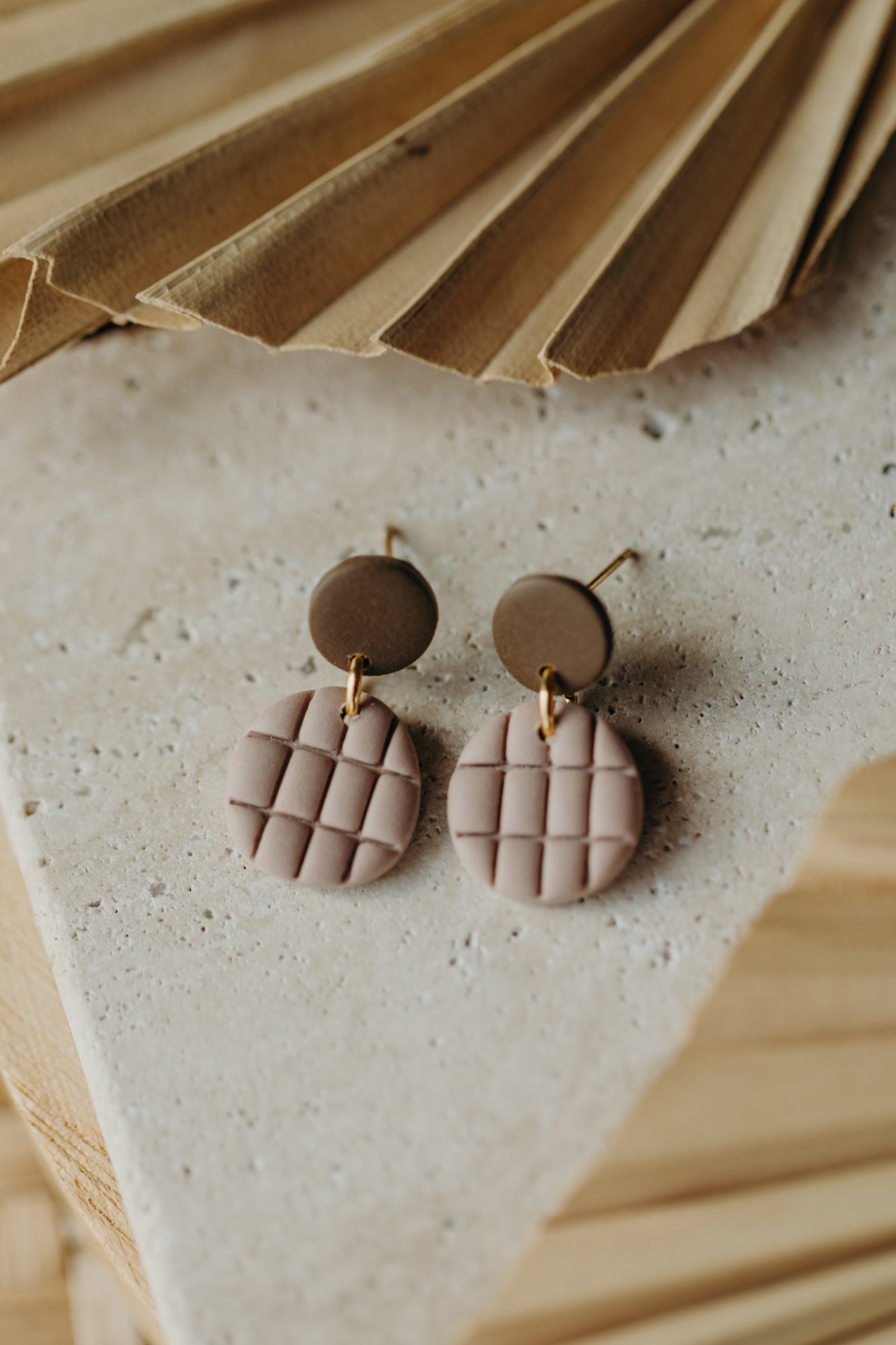 MAY – runde gemusterte Ohrringe in sunklem Khaki & Dove