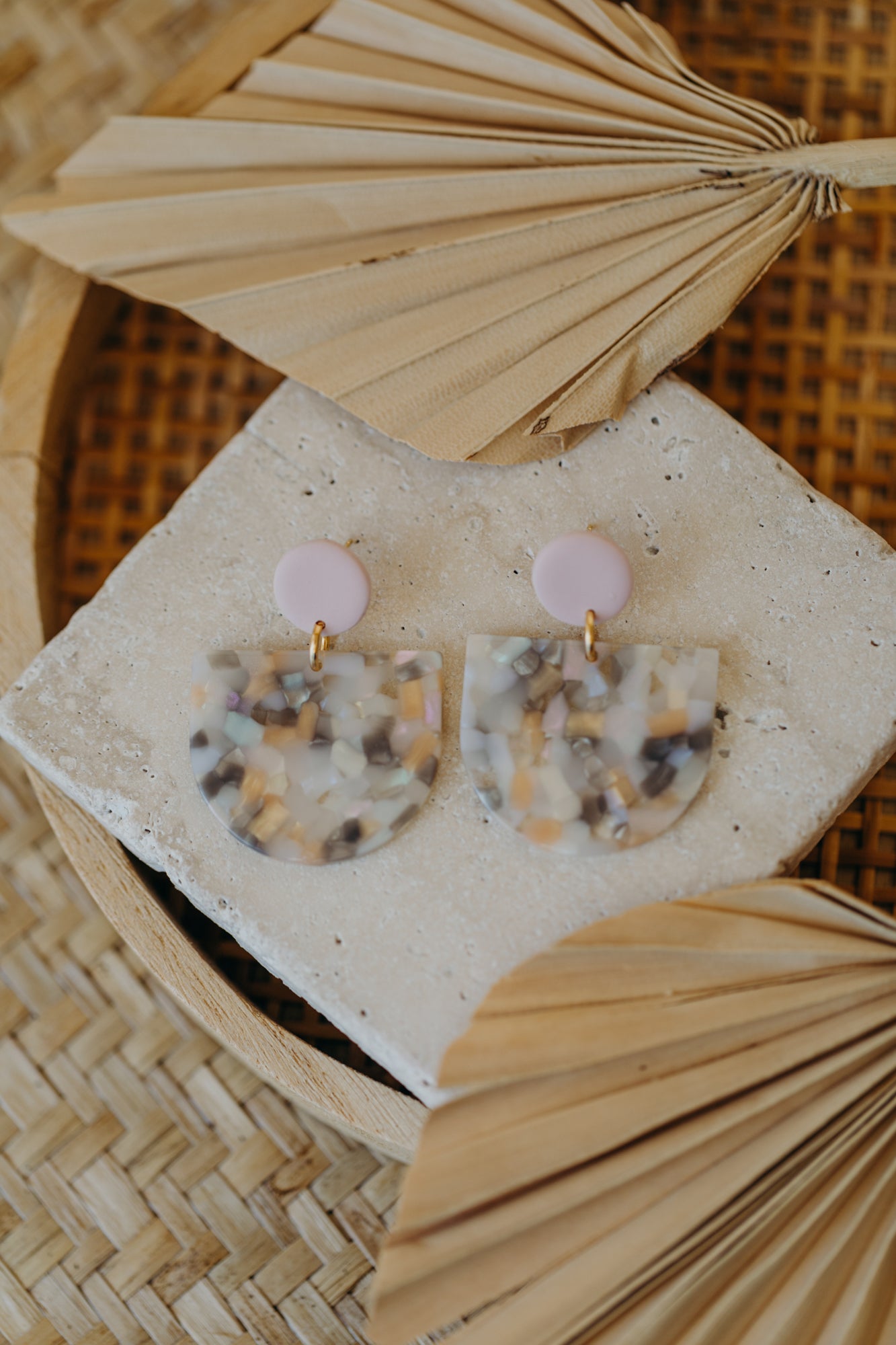 MELA – Statement Ohrringe in Rosa, Beige, Grau & Vanille