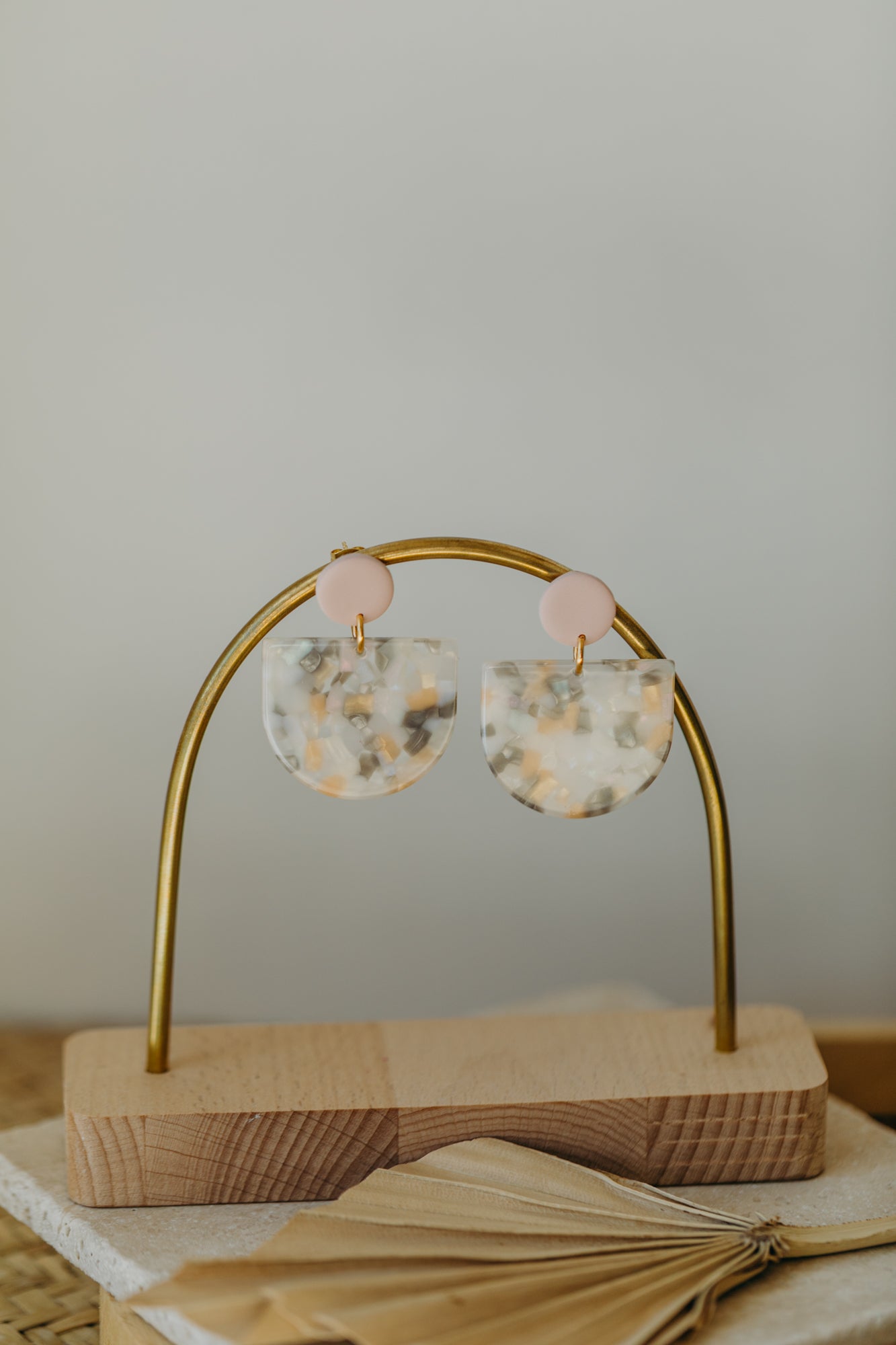 MELA – Statement Ohrringe in Rosa, Beige, Grau & Vanille