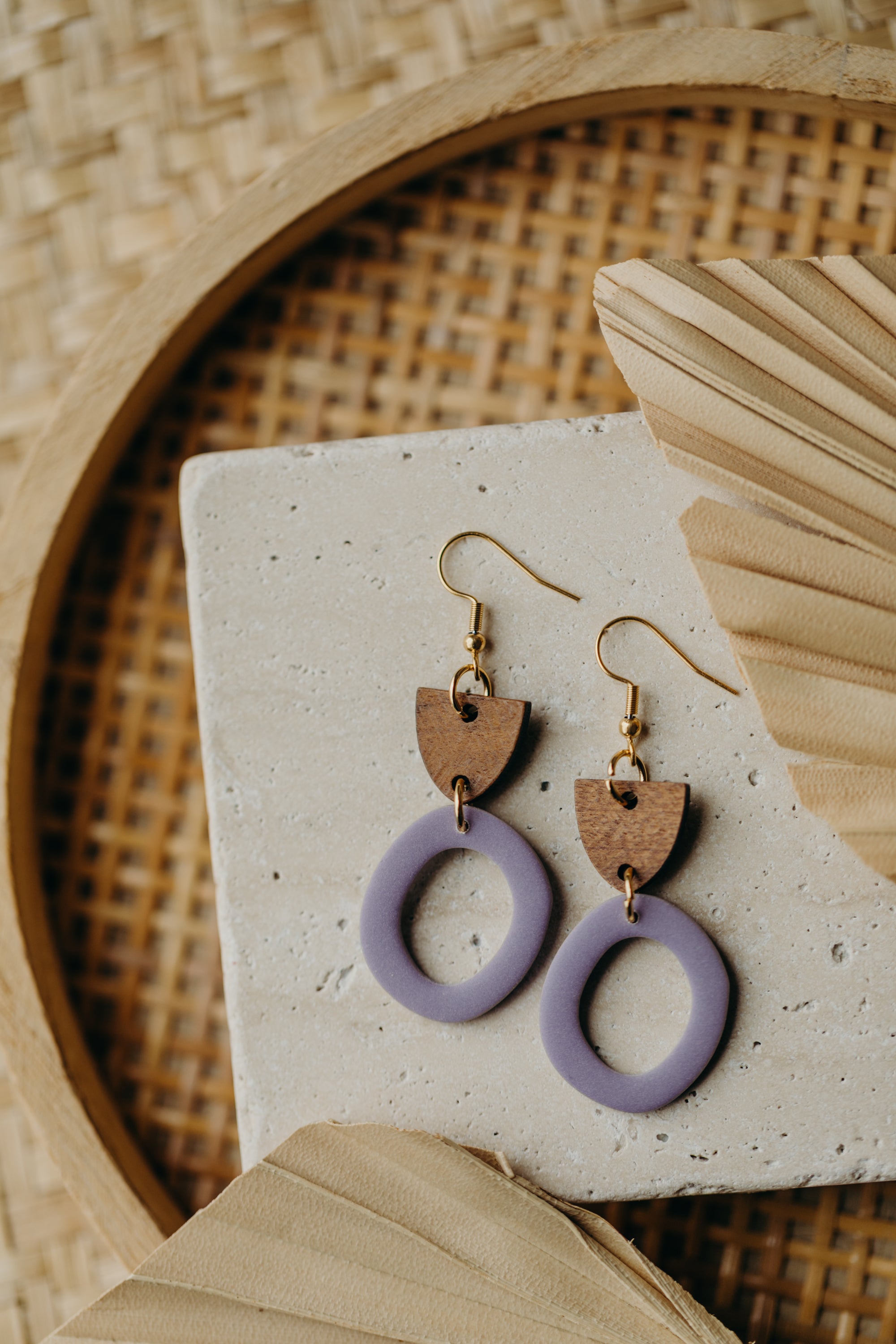 MERA - kreisförmger Polymer Ton Ohrringe in Helles Lila mit Holzanhänger