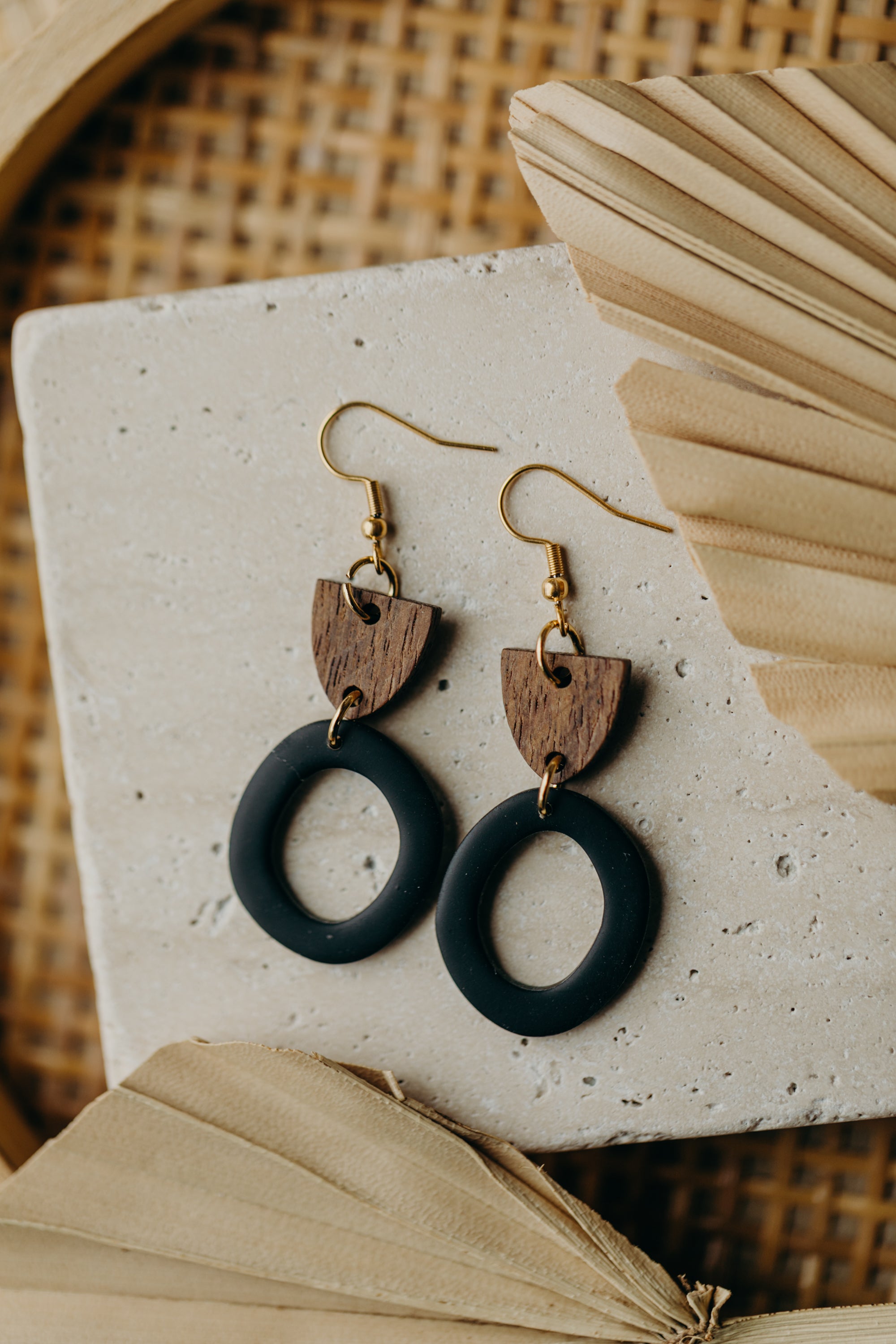 MERA - schwarze Polymer Ton Ohrringe mit Holzanhänger
