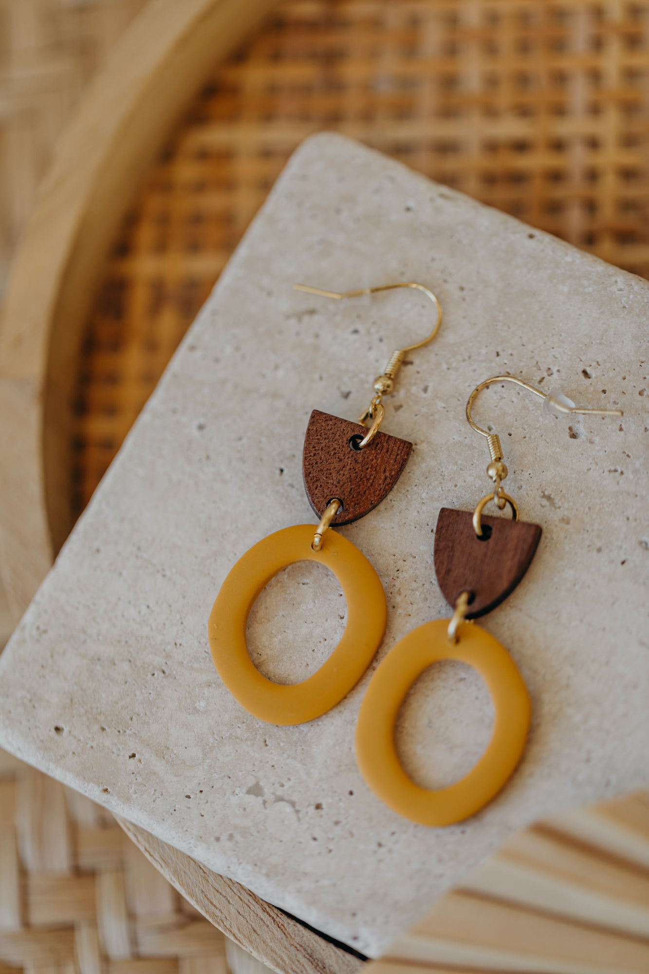 MERA - senfgelbe Polymer Ton Ohrringe mit Holzanhänger