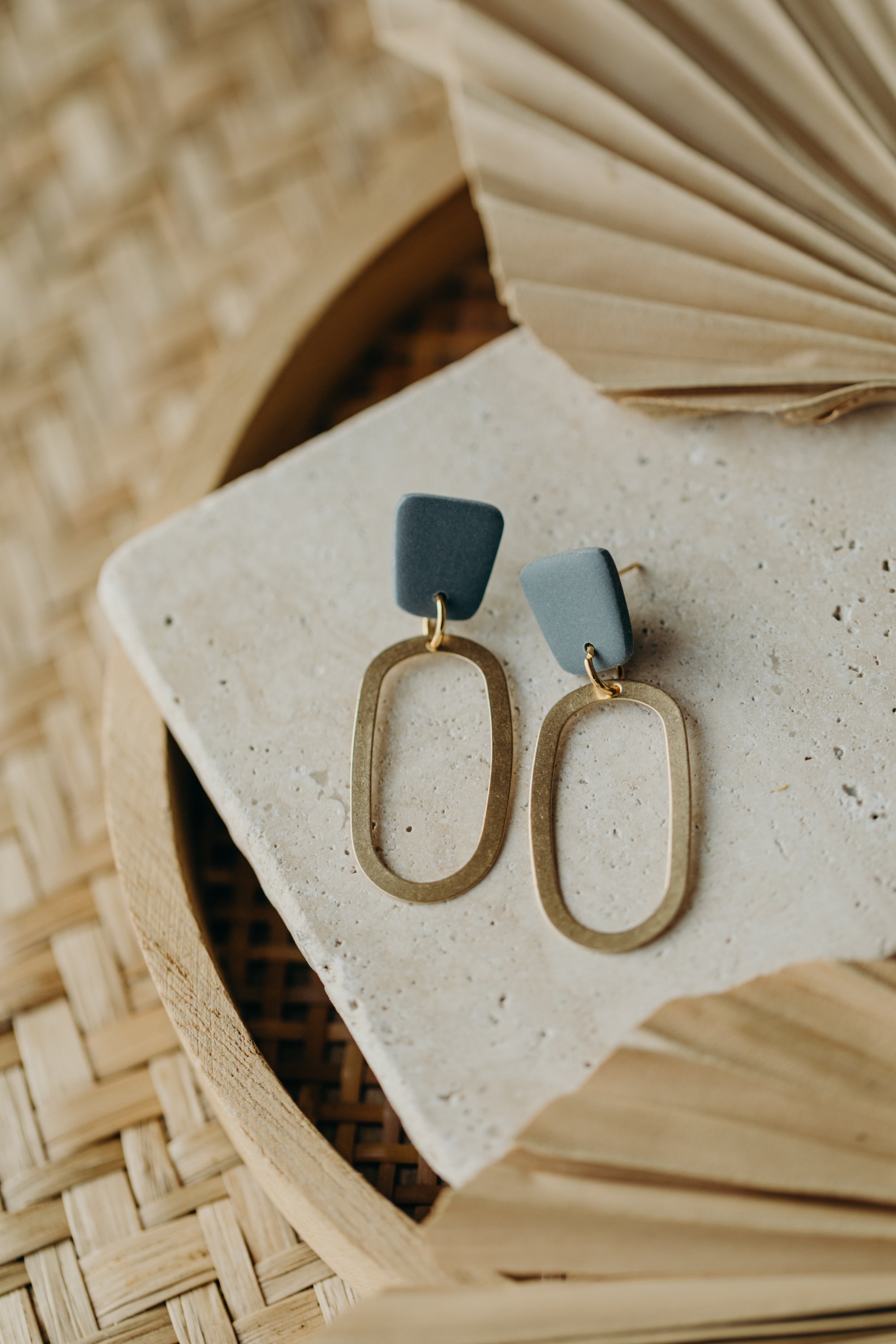 MIKU - Polymer Ton Ohrring in Rauchblau