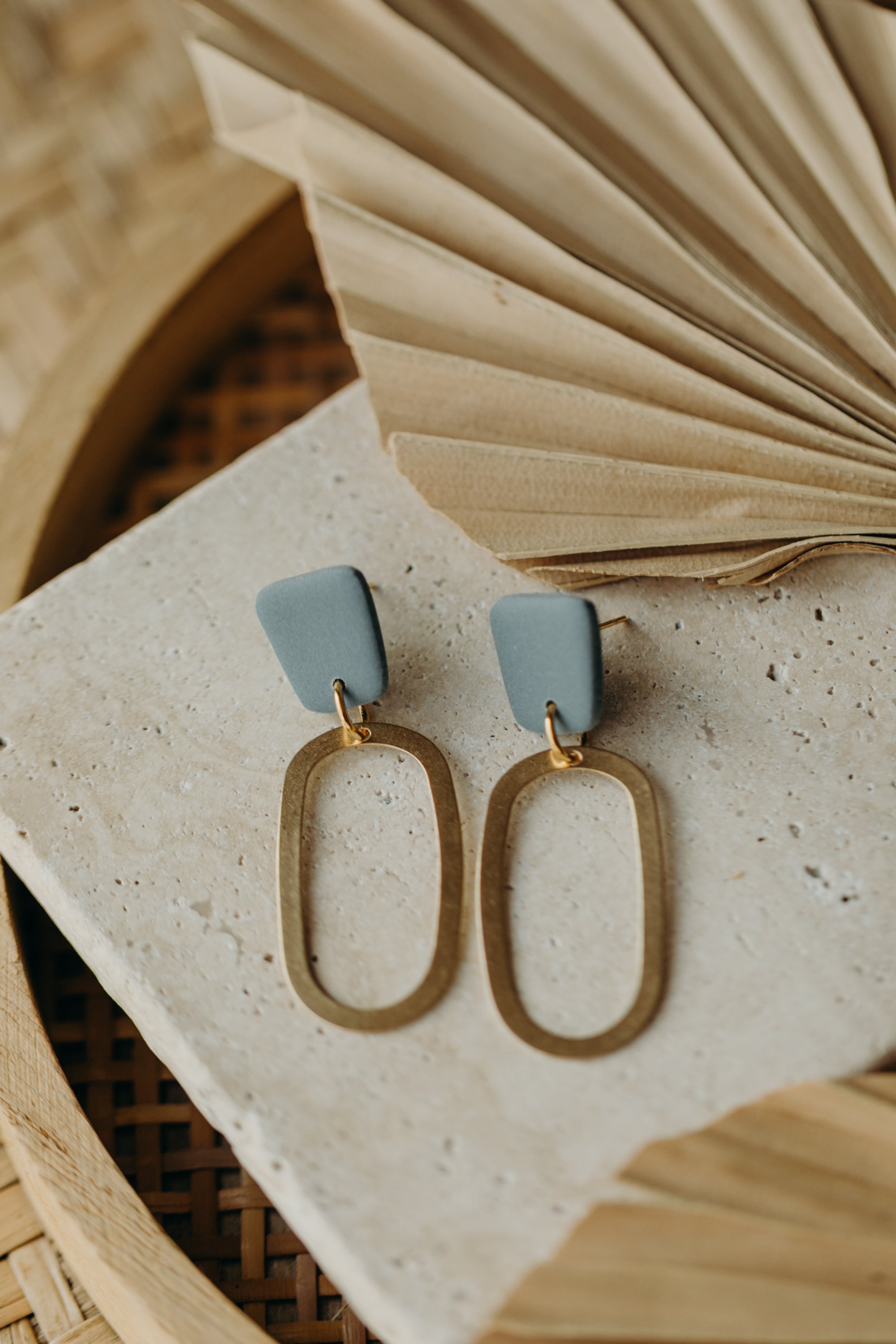 MIKU - Polymer Ton Ohrring in Rauchblau