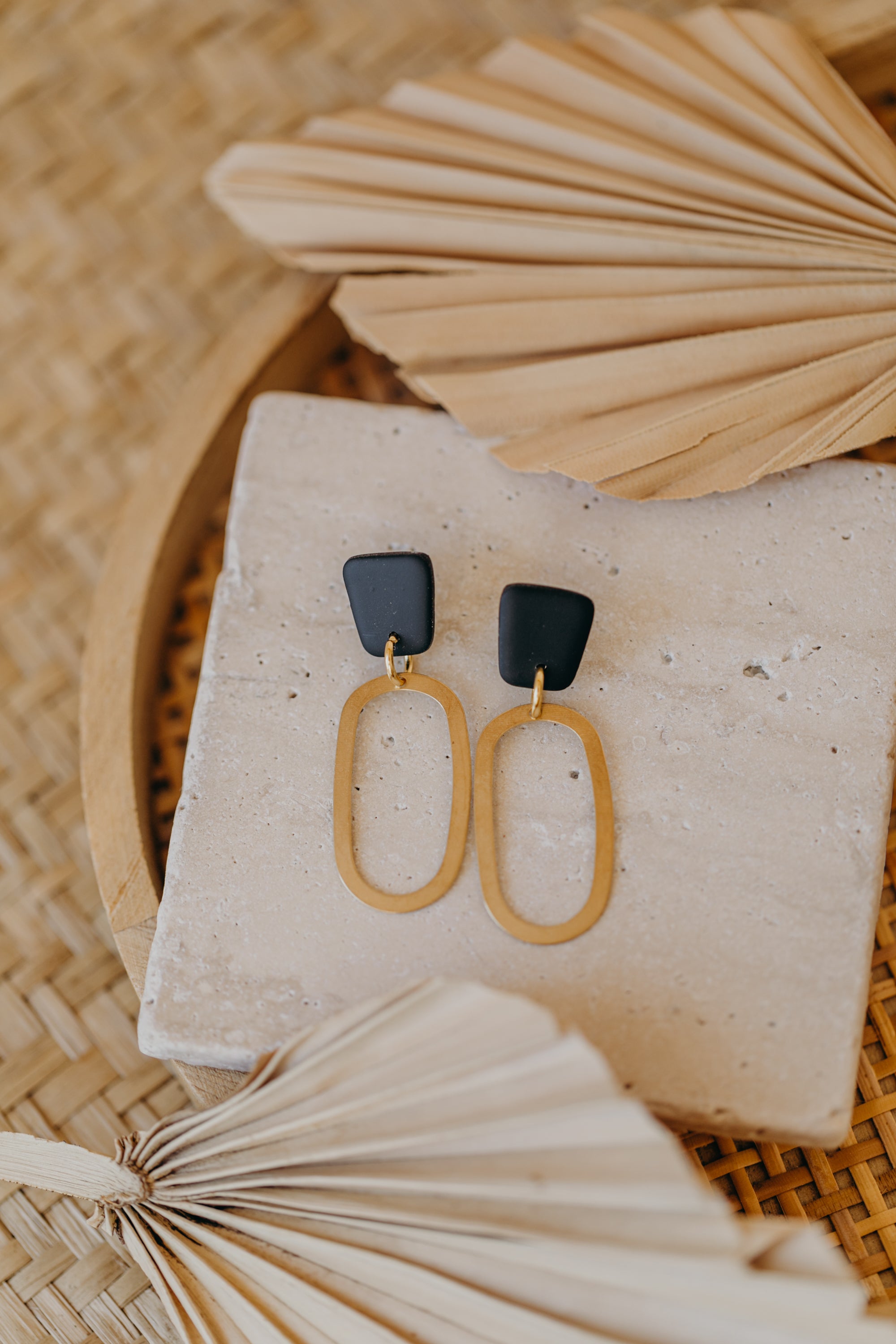 MIKU - eckige Polymer Ton Ohrringe in Schwarz mit ovalem Messinganhänger