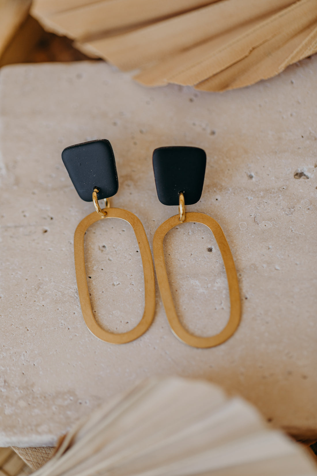 MIKU - eckige Polymer Ton Ohrringe in Schwarz mit ovalem Messinganhänger