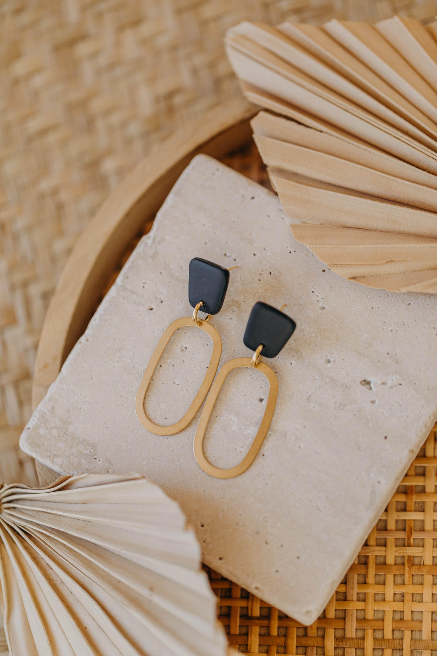 MIKU - eckige Polymer Ton Ohrringe in Schwarz mit ovalem Messinganhänger