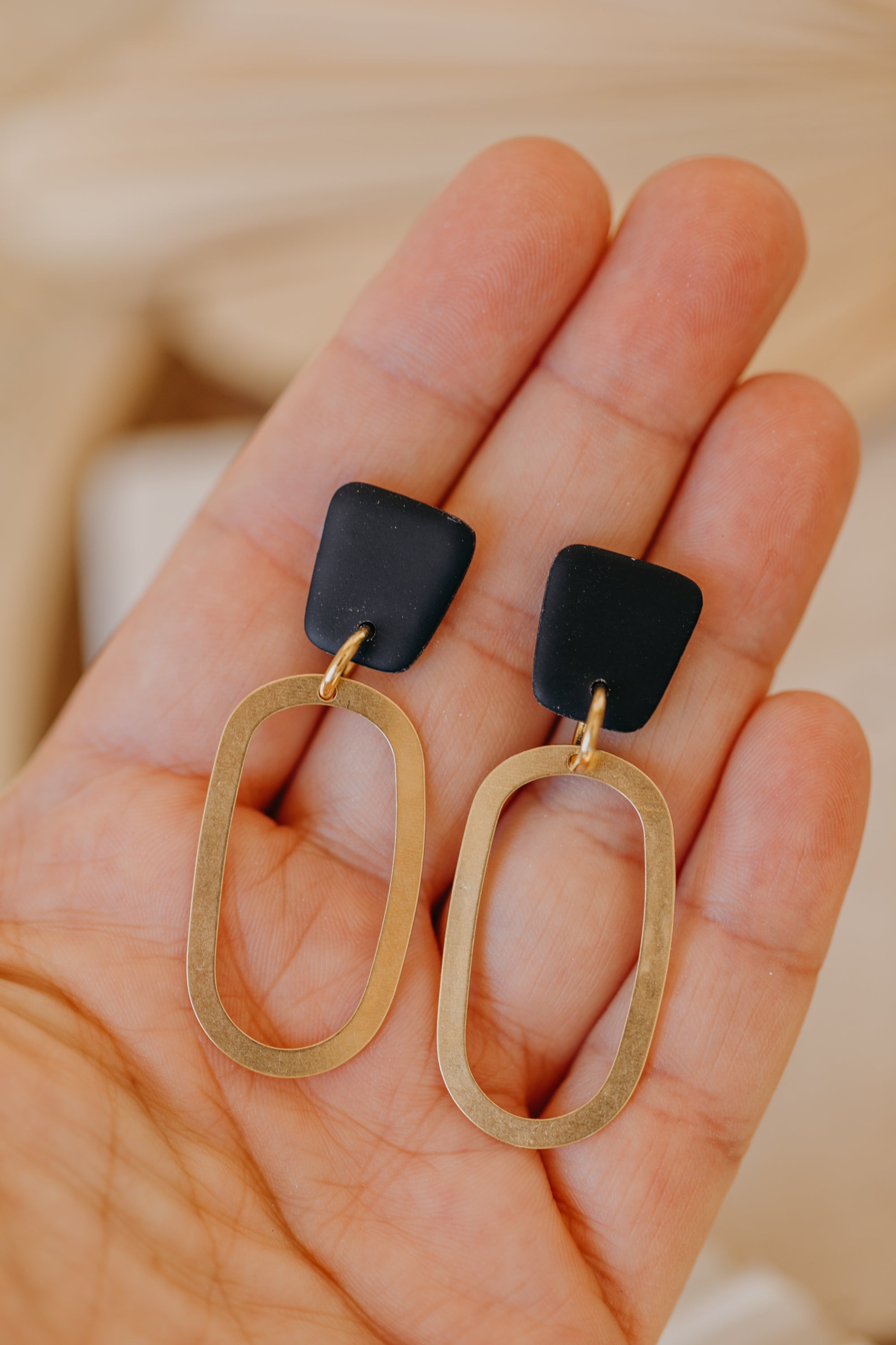 MIKU - eckige Polymer Ton Ohrringe in Schwarz mit ovalem Messinganhänger