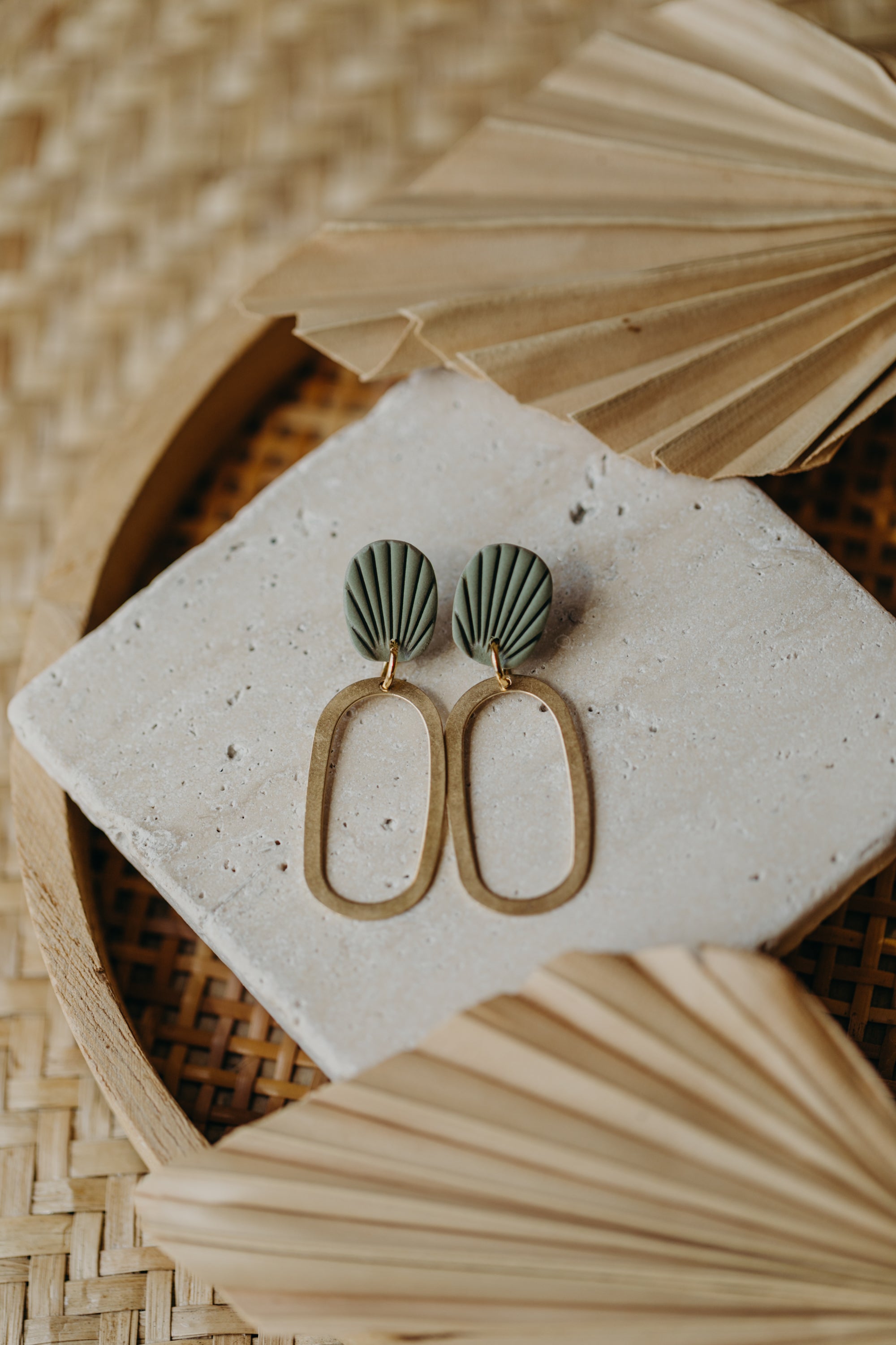 MILDRED - eukalyptus grüne Polymer Ton Ohrringe mit ovalem Messinganhänger
