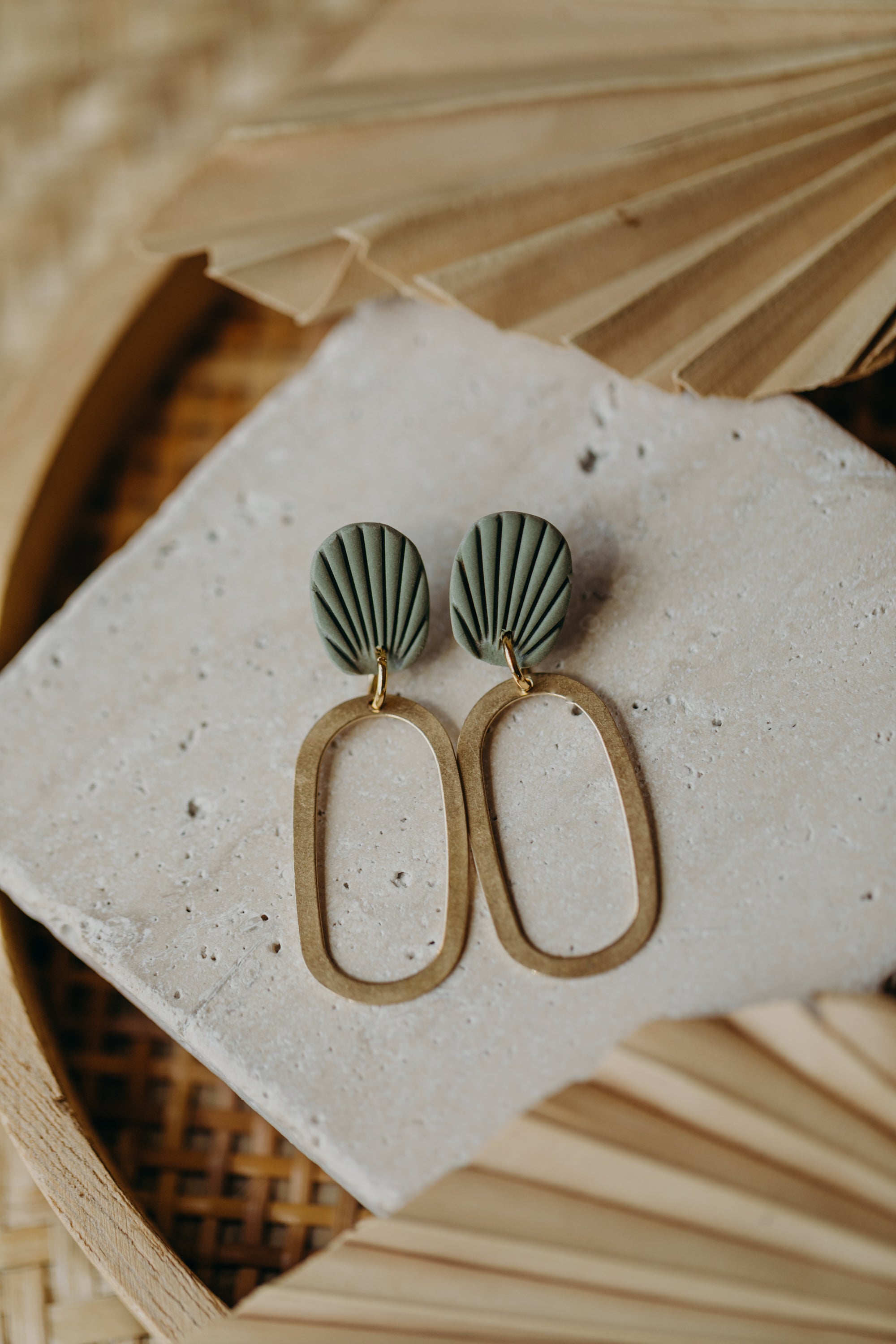 MILDRED - eukalyptus grüne Polymer Ton Ohrringe mit ovalem Messinganhänger