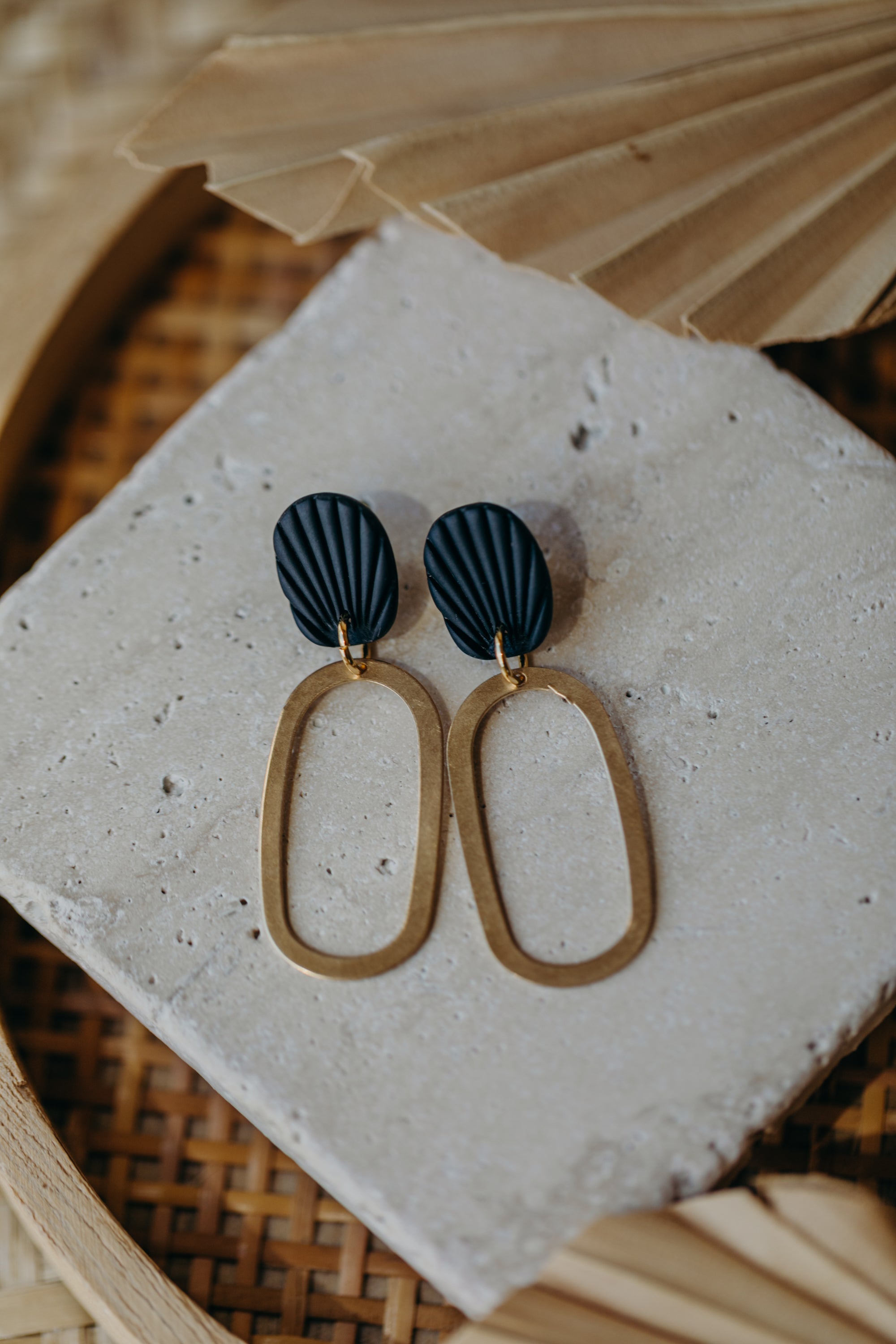 MILDRED - schwarze Polymer Ton Ohrringe mit ovalem Messinganhänger